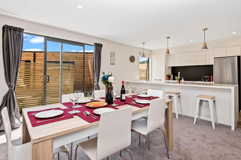 The Place To Be - Wanaka Holiday Home view 5