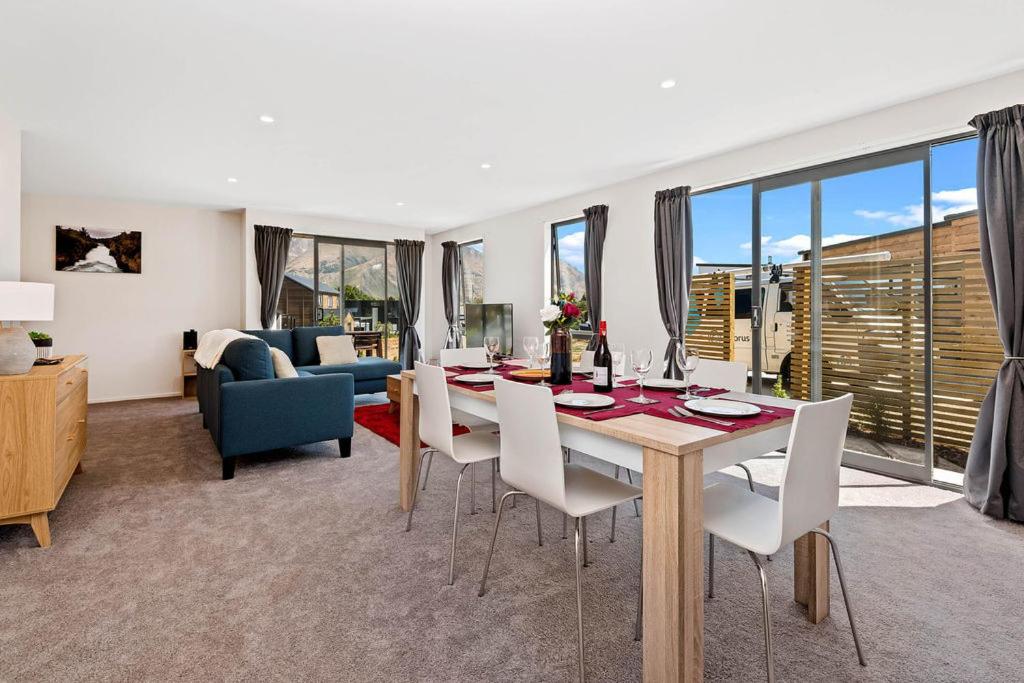 The Place To Be - Wanaka Holiday Home view 2