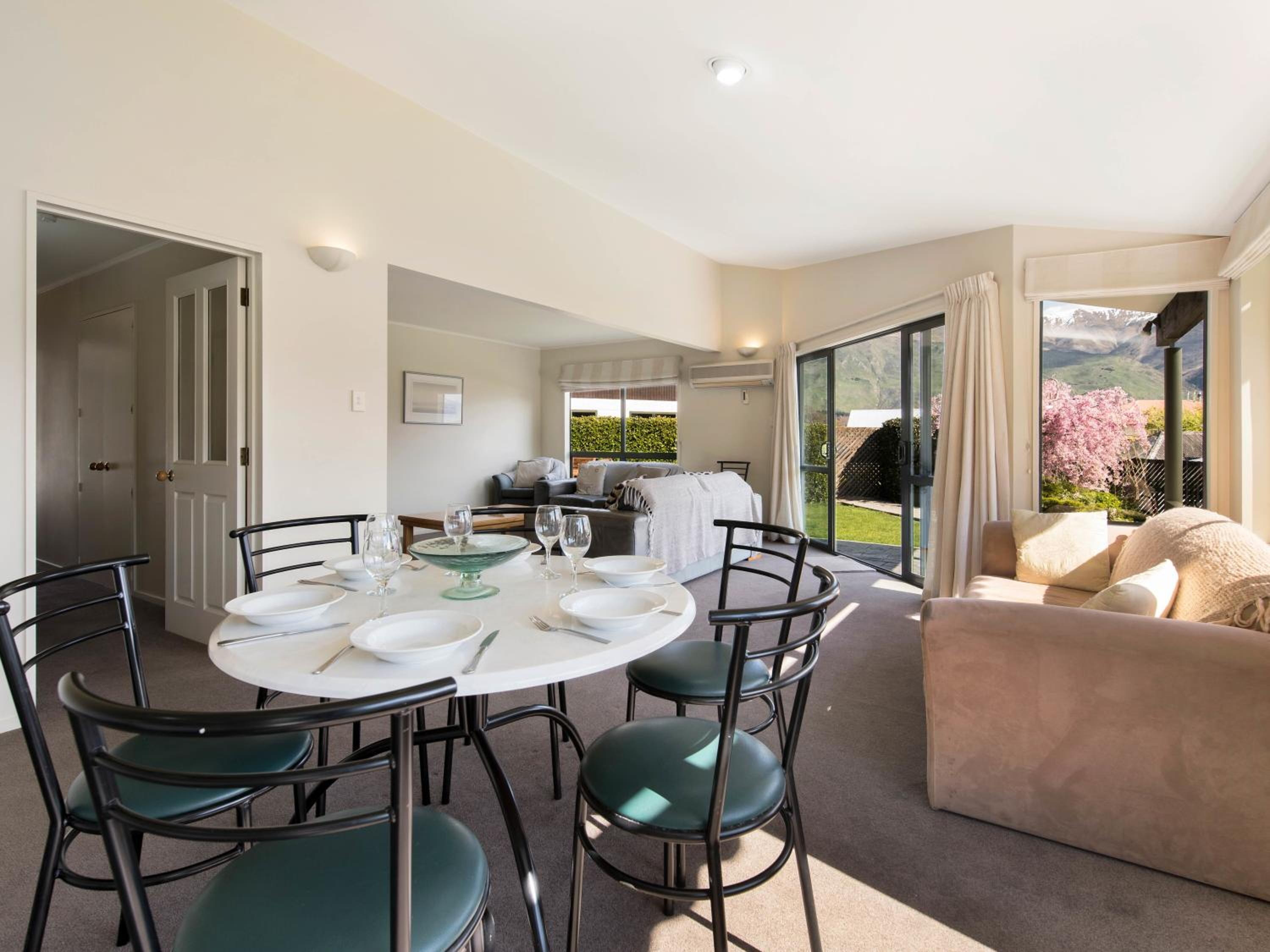 Downtown Wanaka - Wanaka Holiday Home view 3