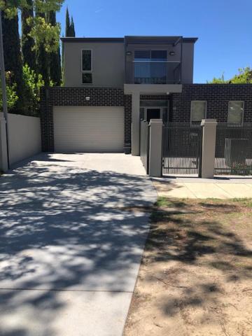 Albury Vacations - Central executive 4br townhouse - Property Image 1