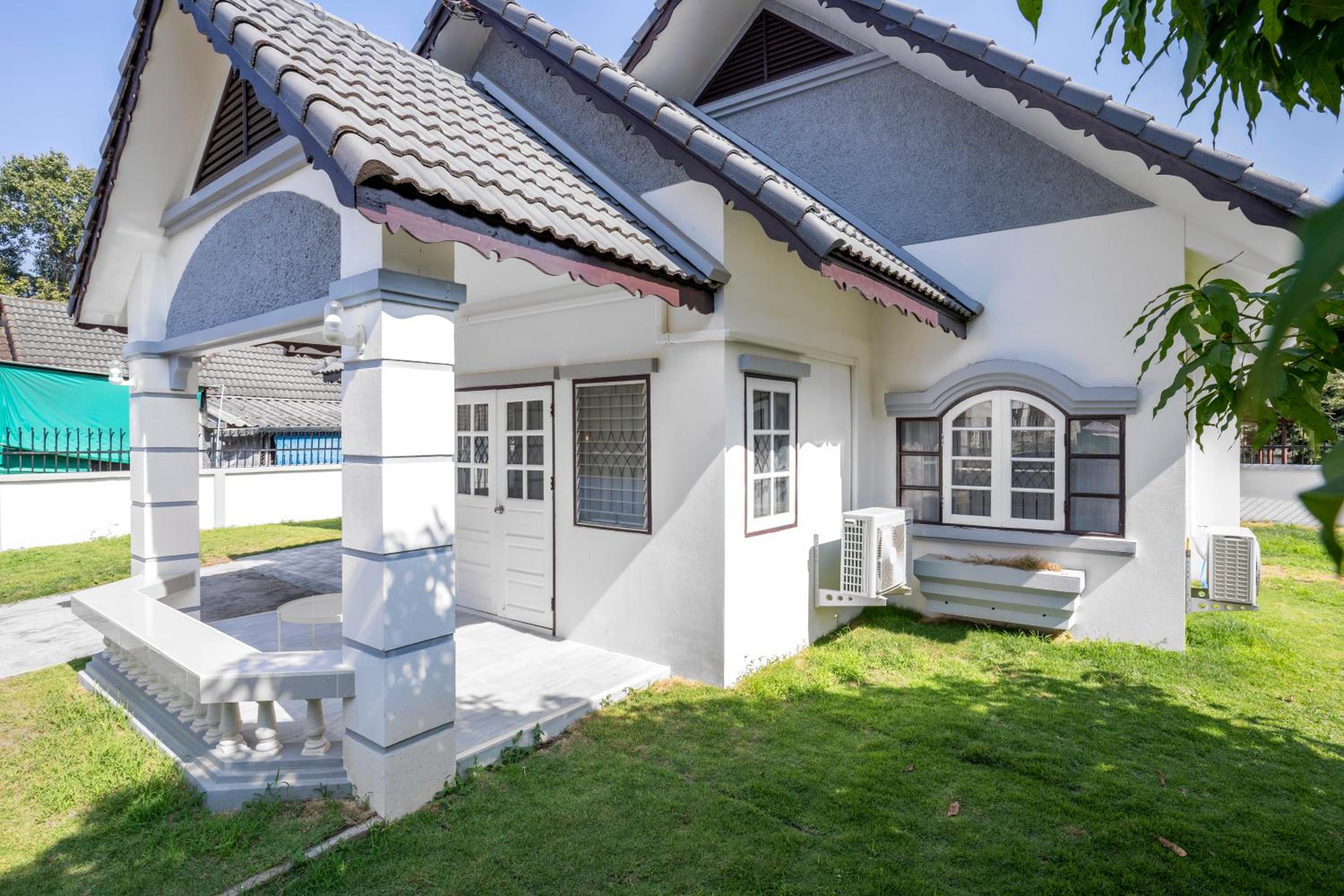 Cozy 3 BR house & green lawn near Airport & Old town view 4