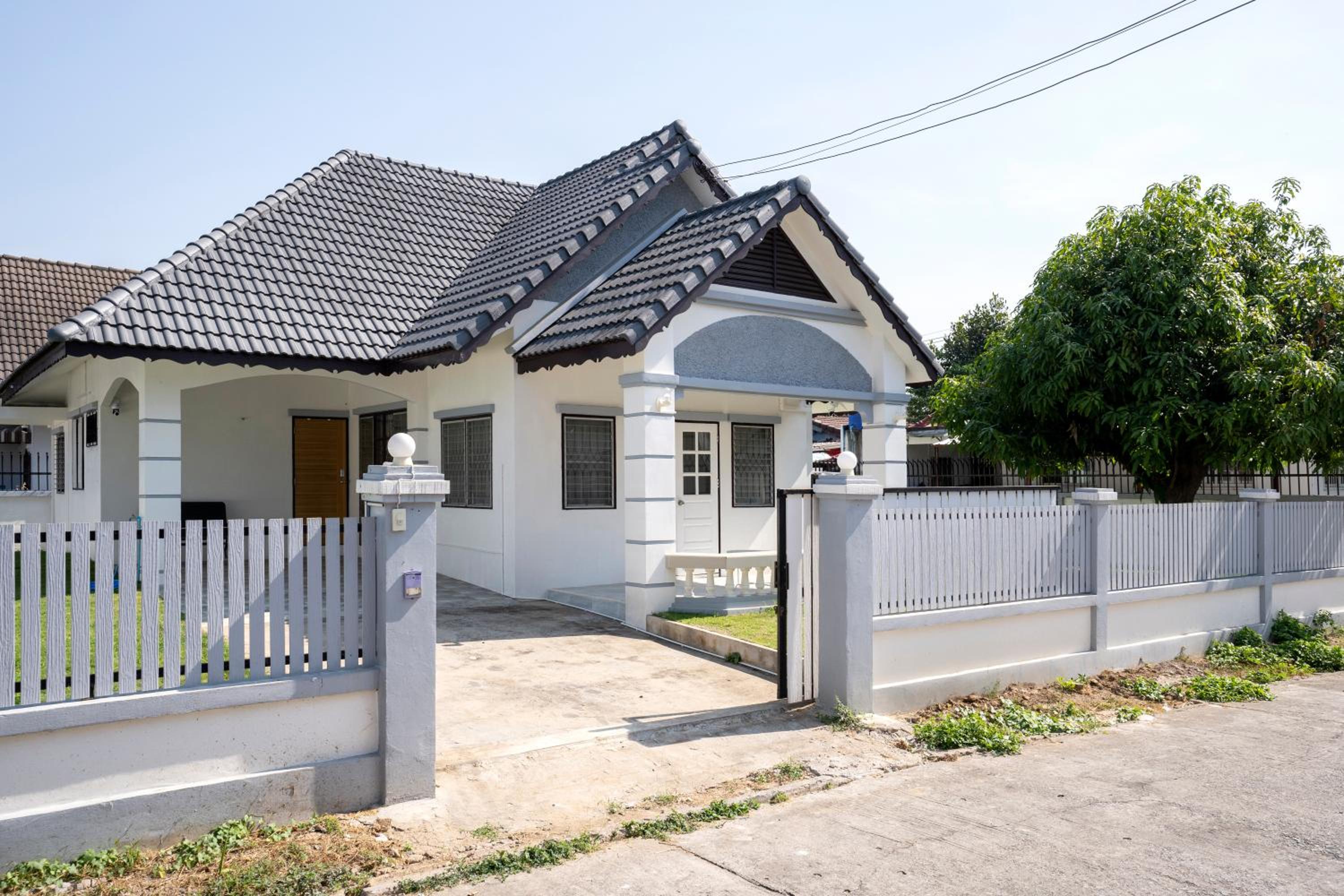 Cozy 3 BR house & green lawn near Airport & Old town view 3