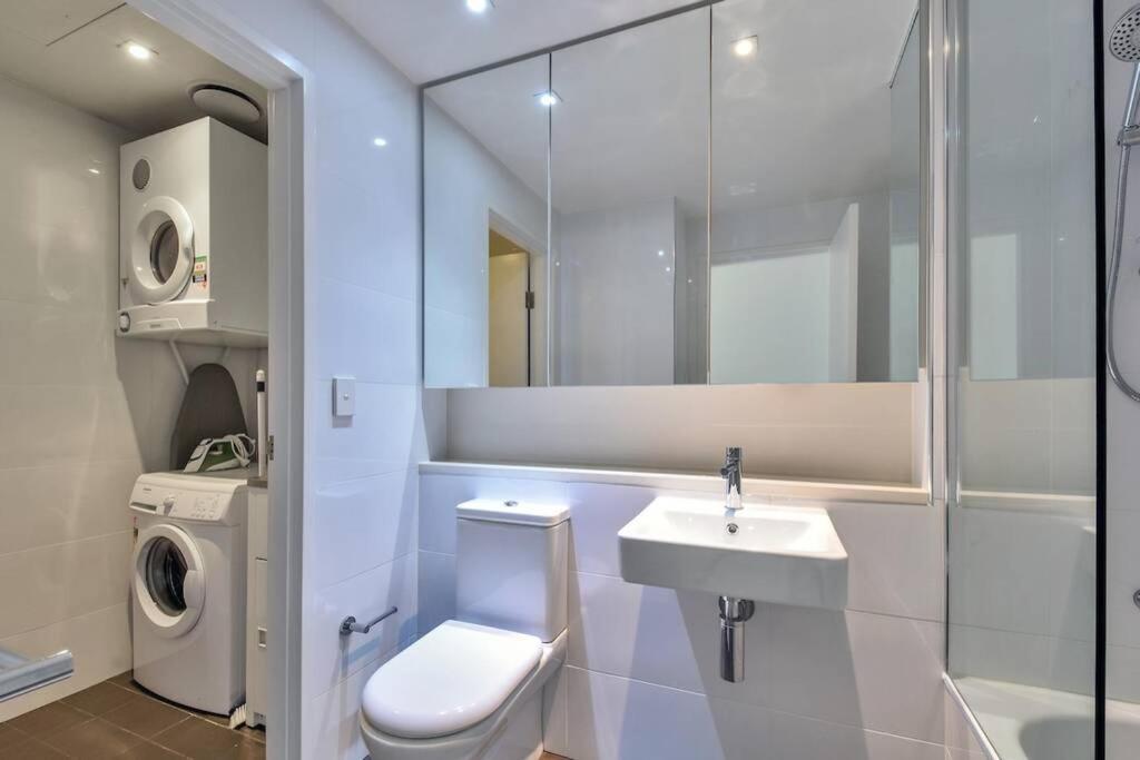 Waterfront Pearl Suite 2 Bed Luxury Apt view 3