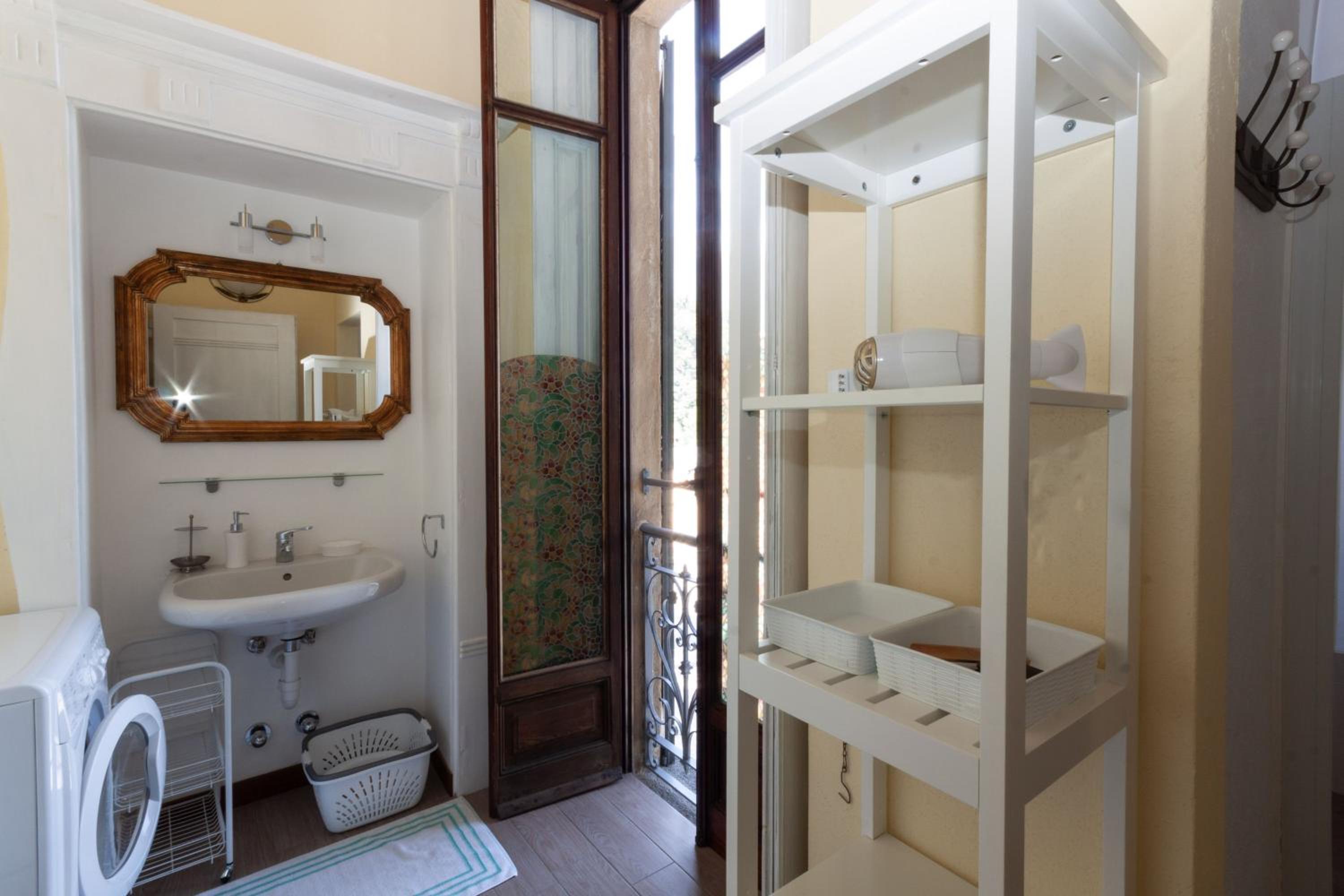 Breva - Menaggio by LoveComo en Menaggio — bathroom