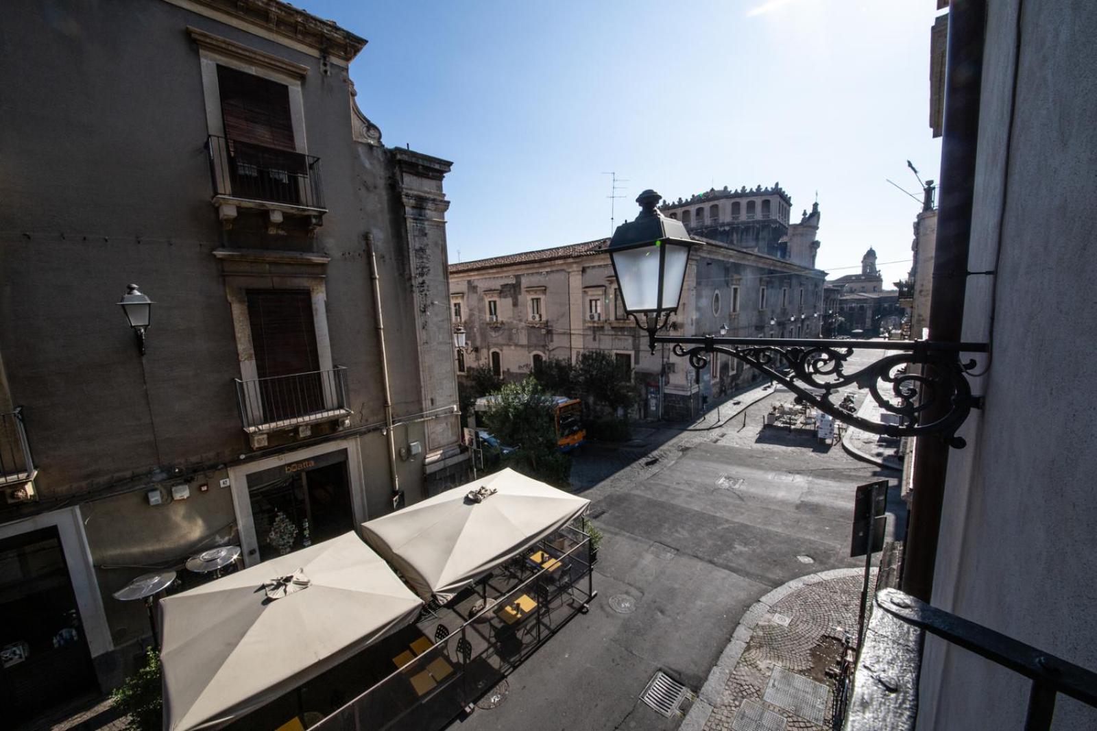 The Uncle's House en Catania — balance & terrace
