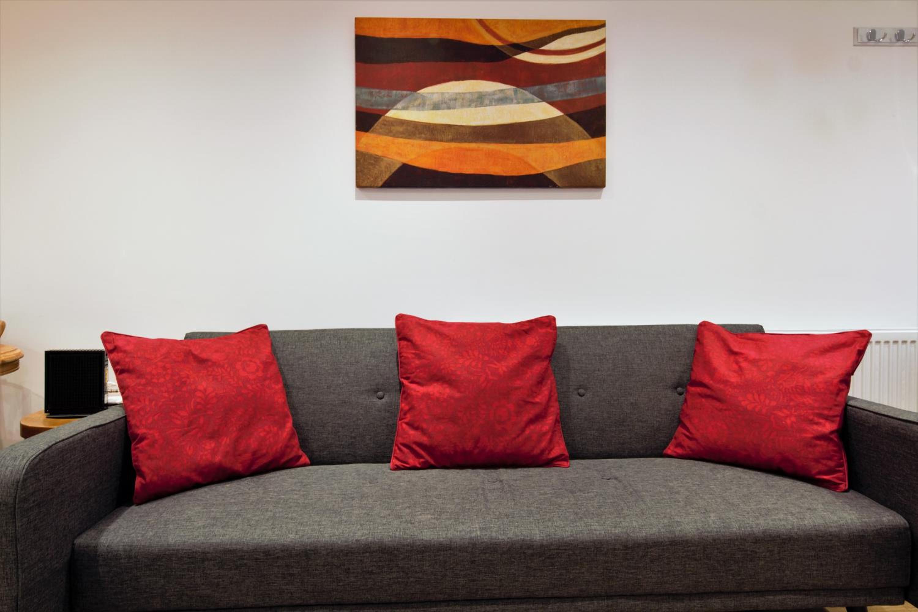 STYLISH 2 BEDROOM APARTMENT IN THE HEART OF GREENWICH photo 4