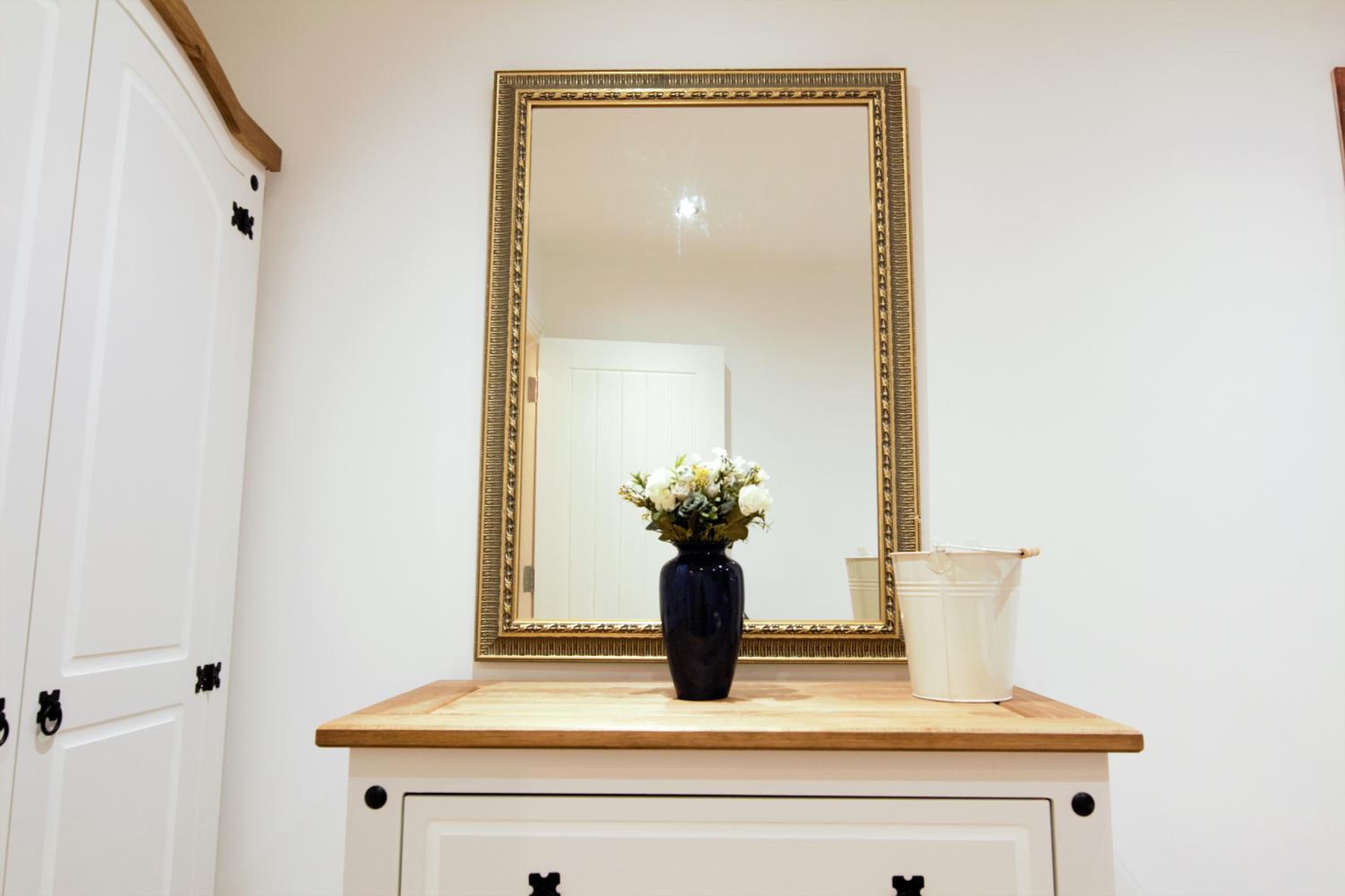 STYLISH 2 BEDROOM APARTMENT IN THE HEART OF GREENWICH photo 3