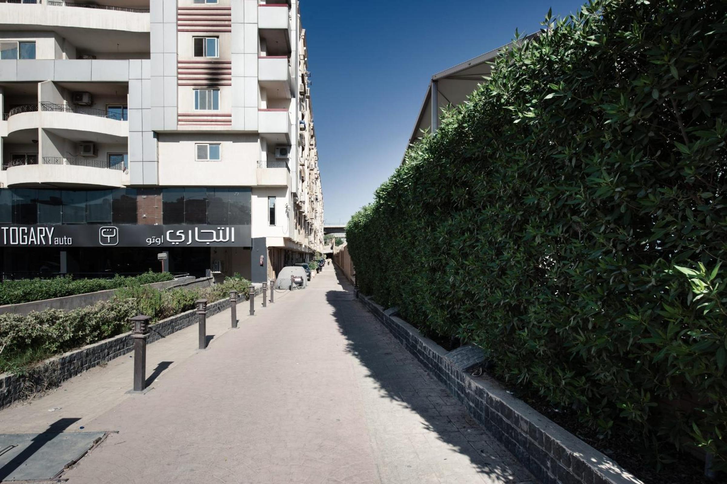 The Terminal 1 Stay - Steps From Nightlife and Airport