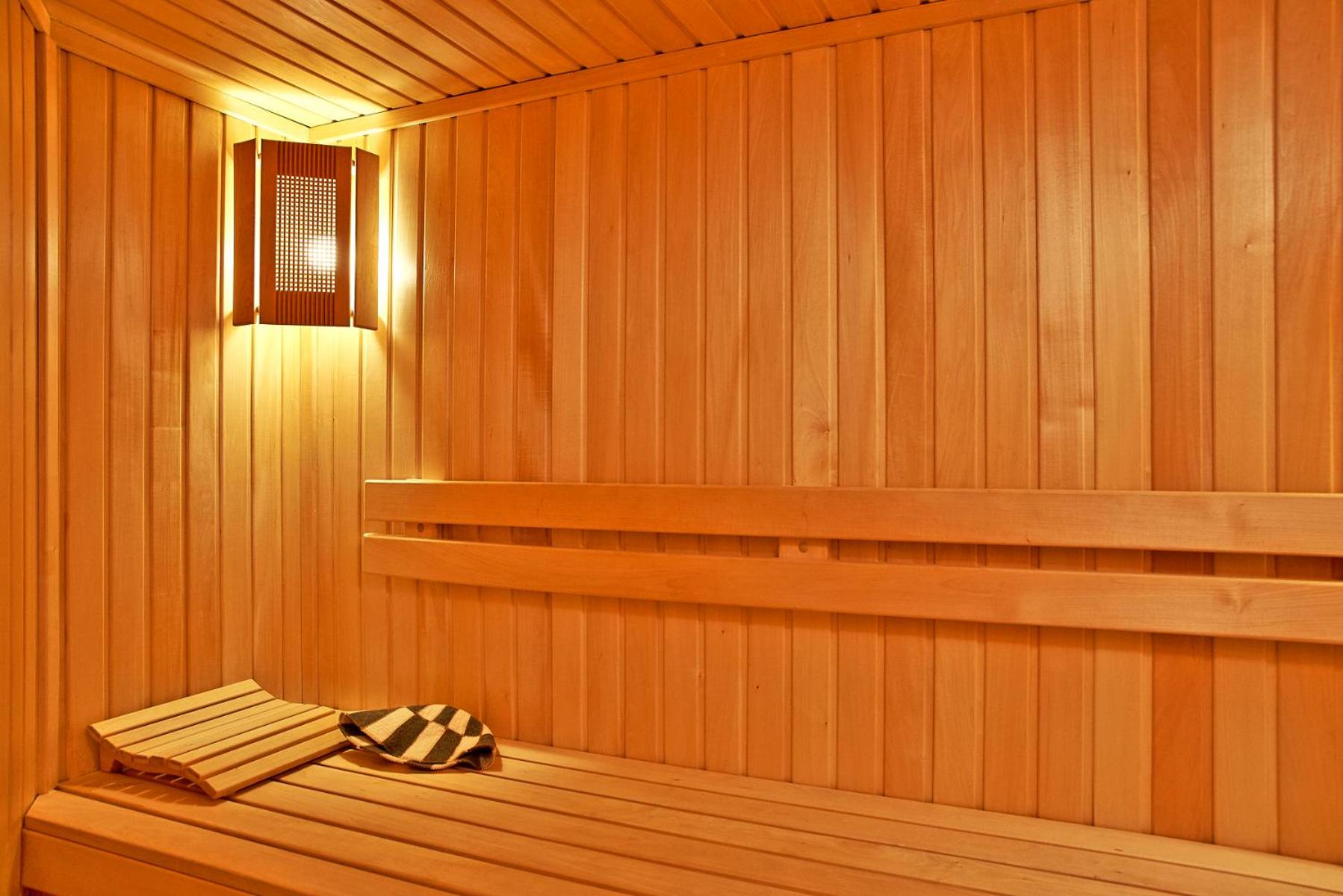 Sauna Jacuzzi Luxury Spa Apartment view 2