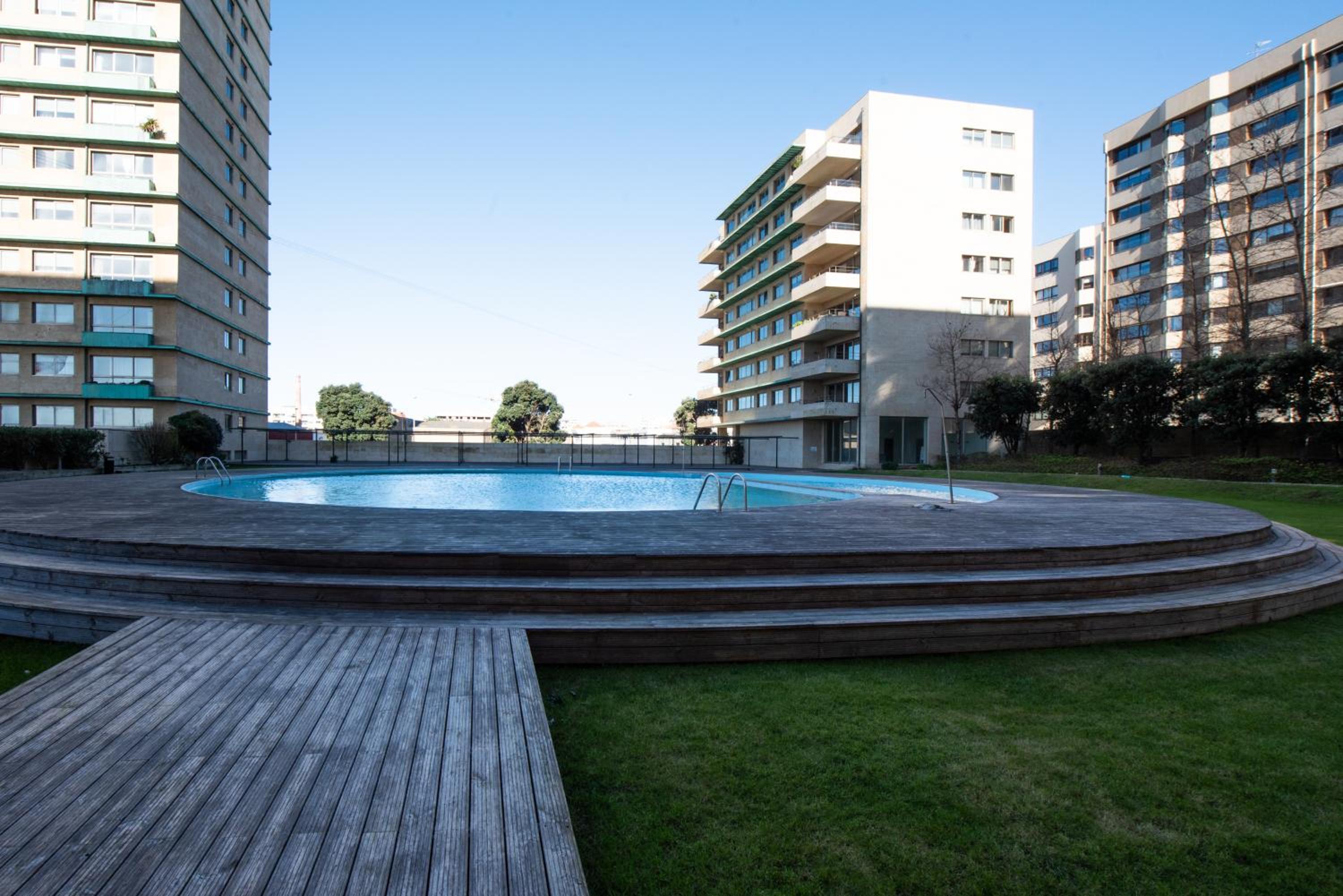 Apartament em condominio com Piscina