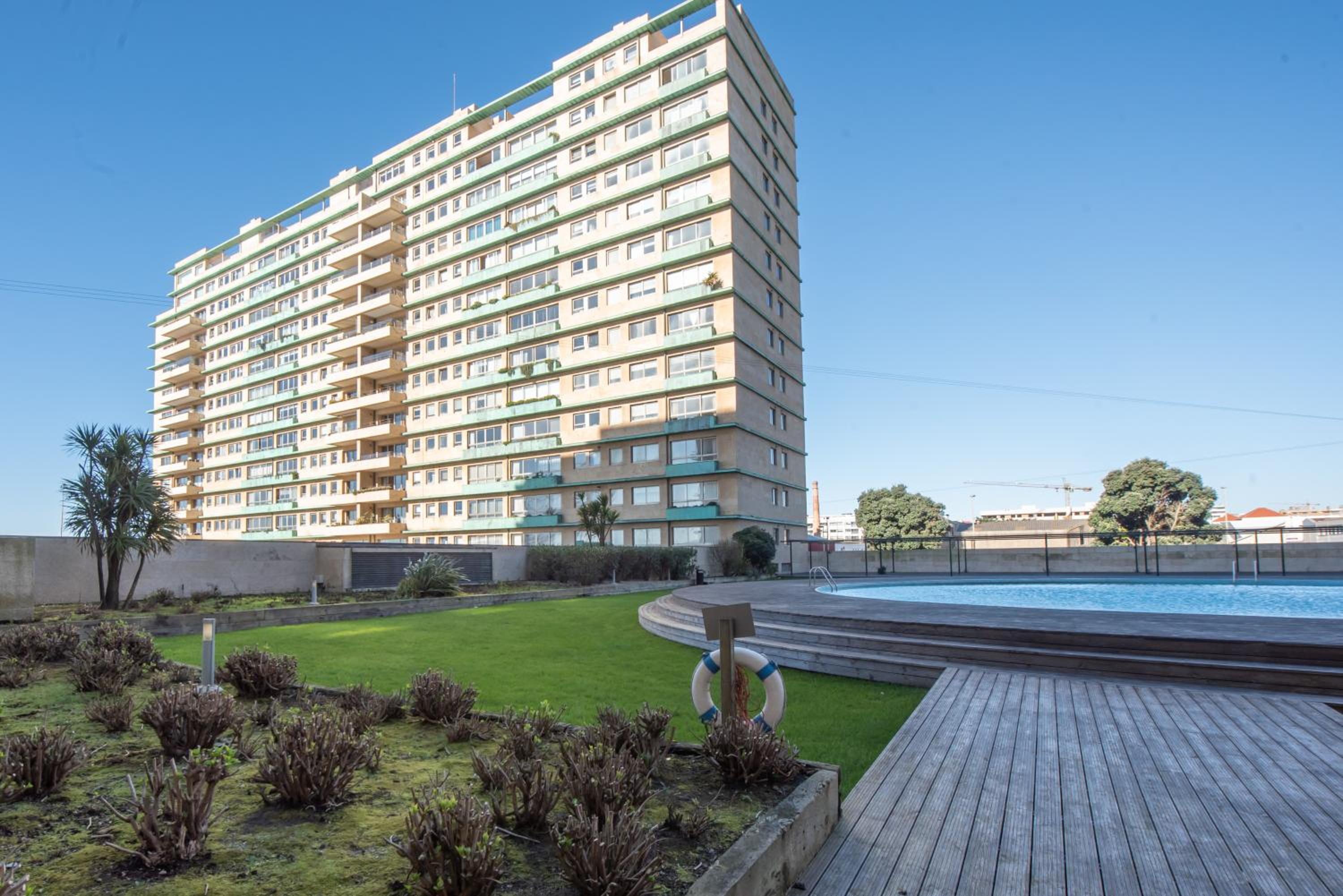 Apartament em condominio com Piscina