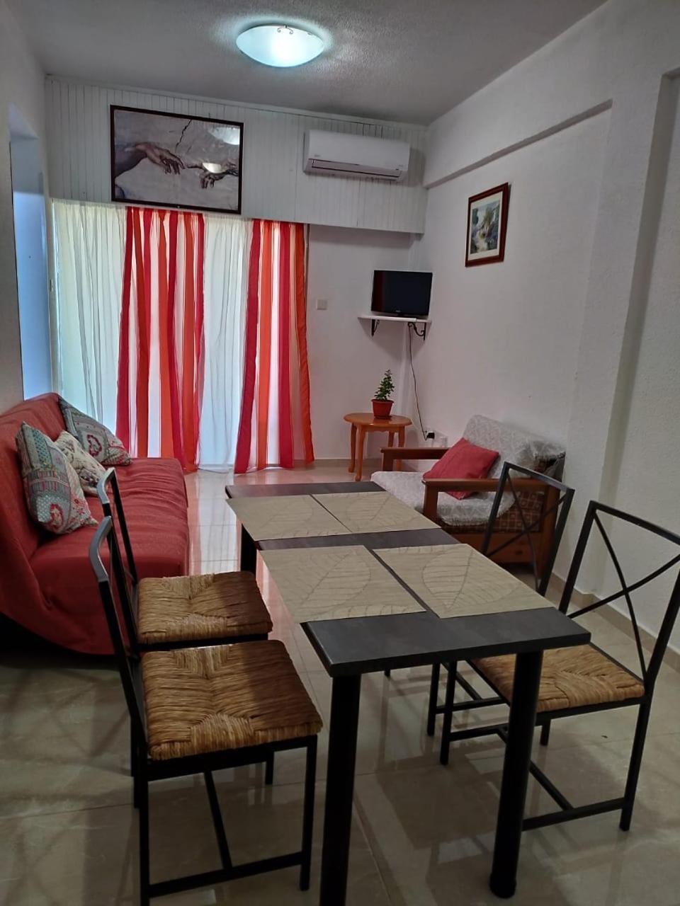 Mikis' 1 Bedroom near the Beach and City Center view 4