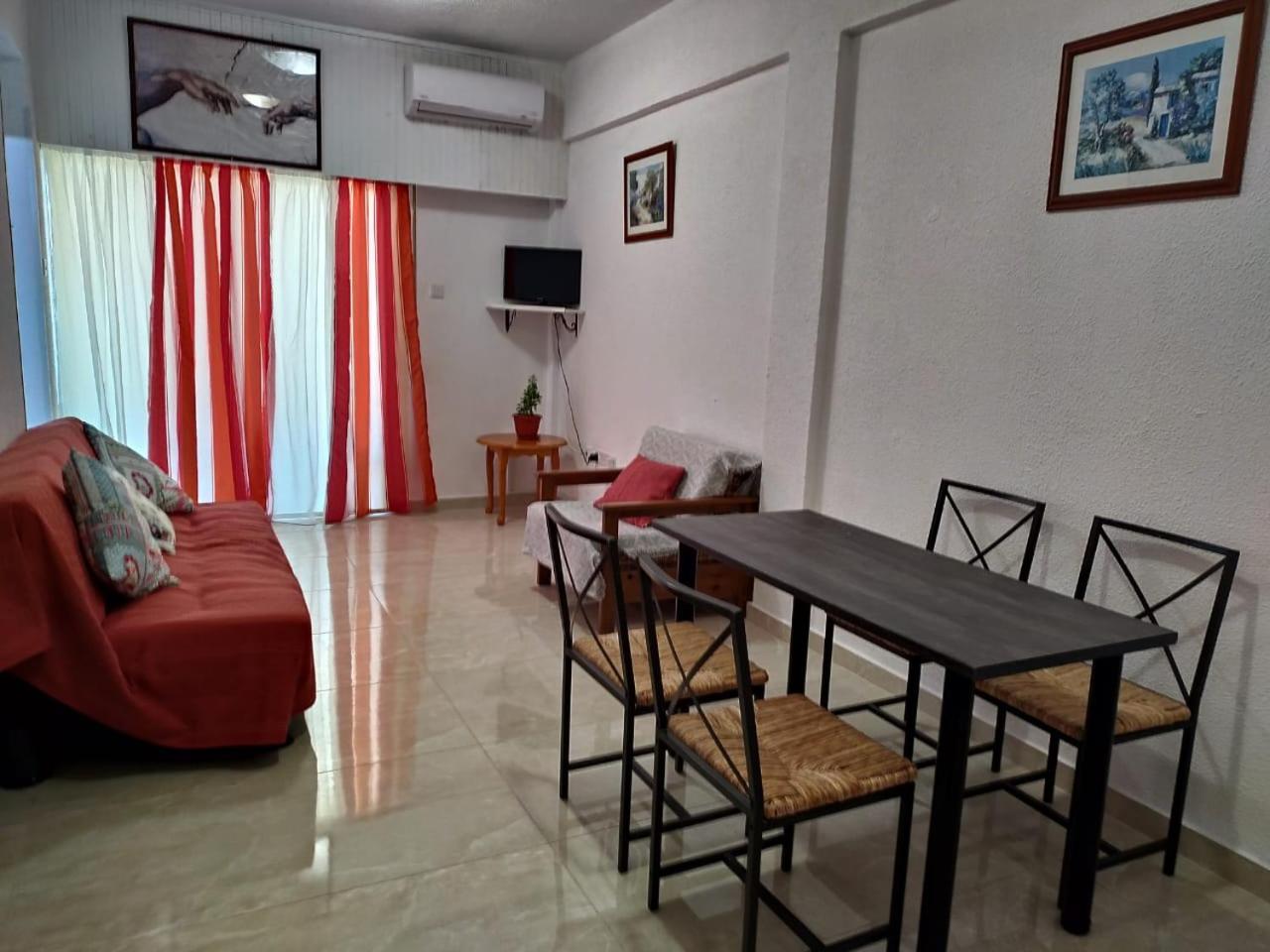 Mikis' 1 Bedroom near the Beach and City Center view 5