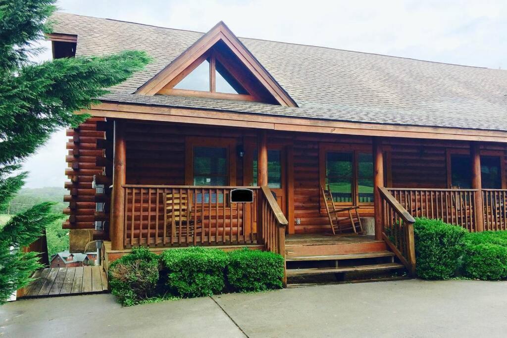 Hotel Smoky Mountain Retreat- Resort Cabin with modern amenities in the heart of PF - Image 1