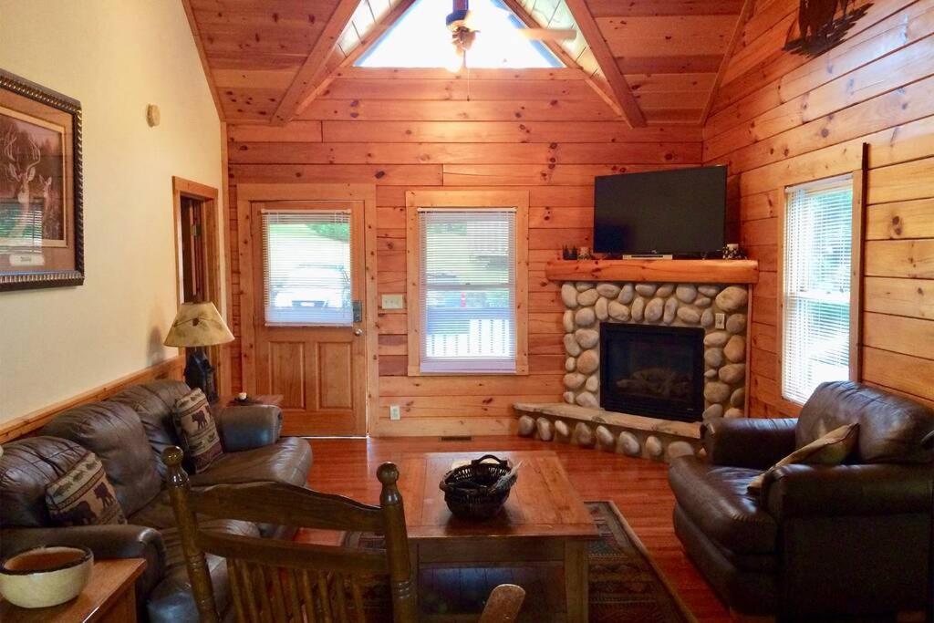 Smoky Mountain Retreat- Resort Cabin with modern amenities in the heart of PF view 4