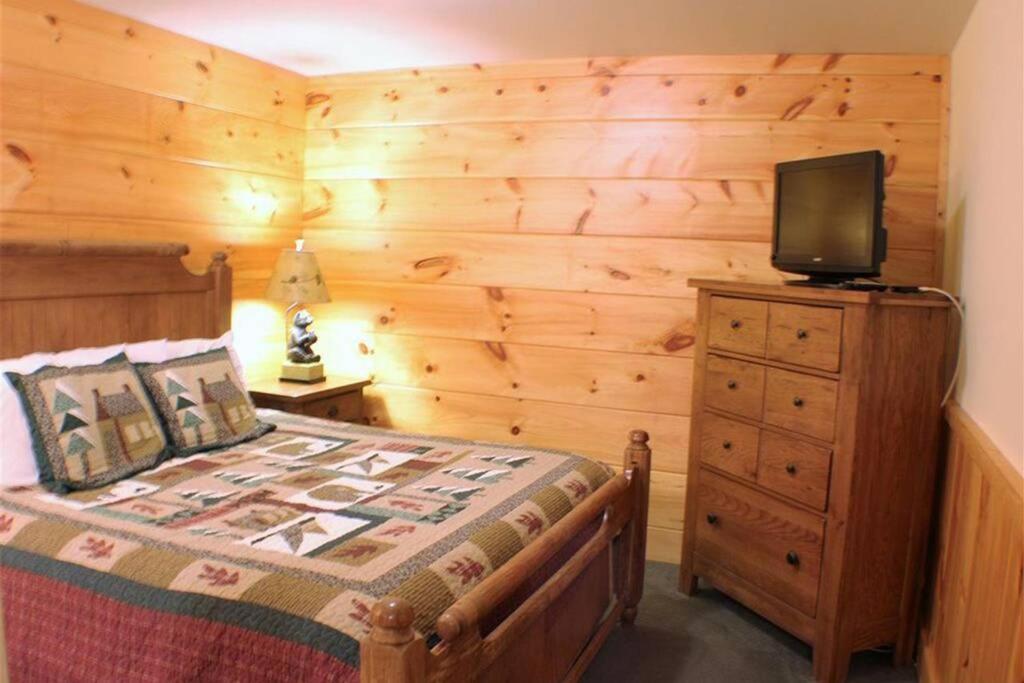 Smoky Mountain Retreat- Resort Cabin with modern amenities in the heart of PF view 5