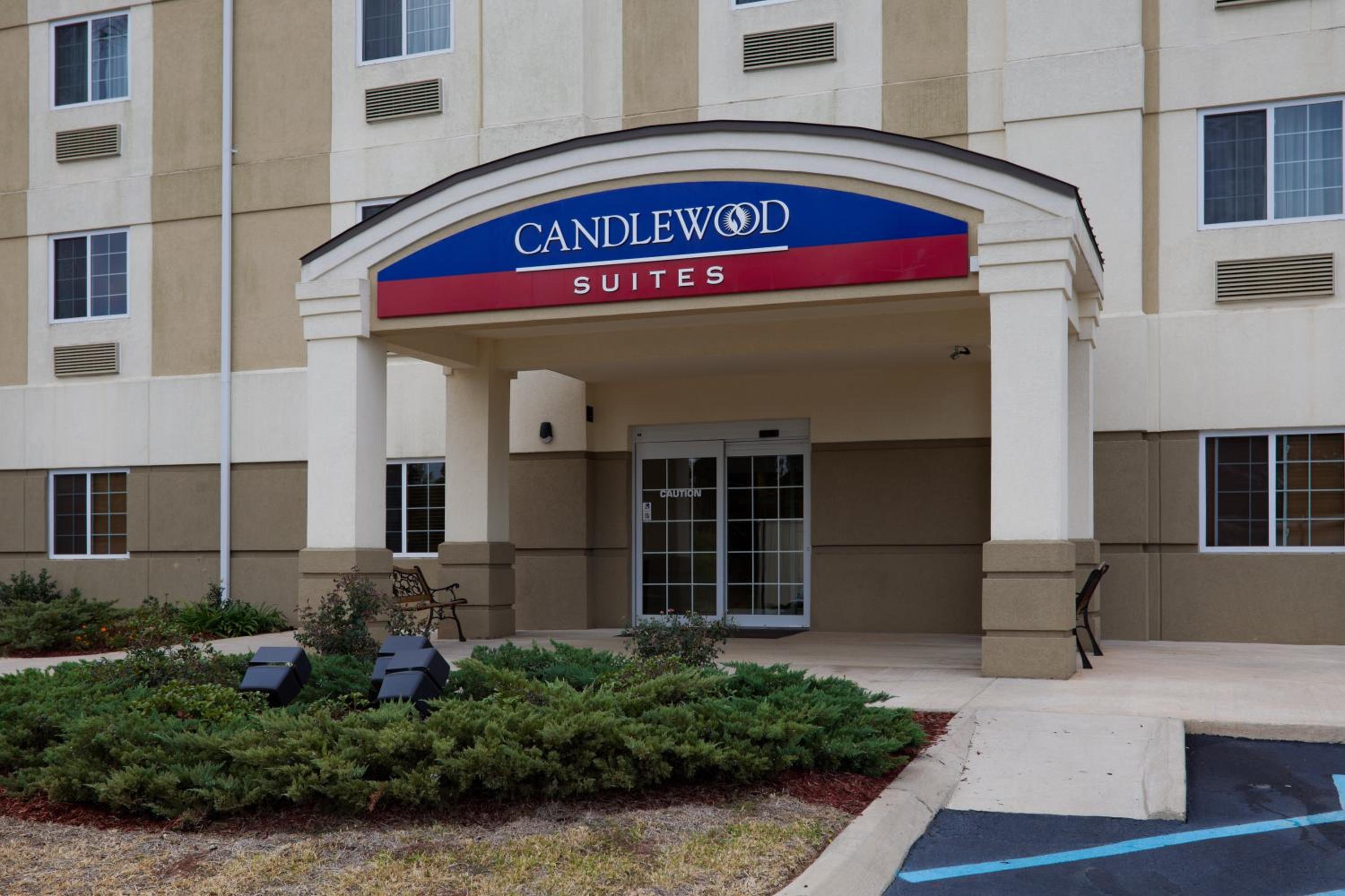 Hotel Candlewood Suites Pearl, an IHG Hotel - Image 1