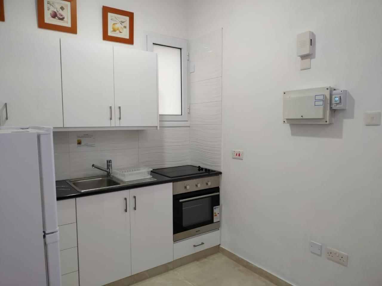 Mikis' 1 Bedroom near the Beach and City Center view 3