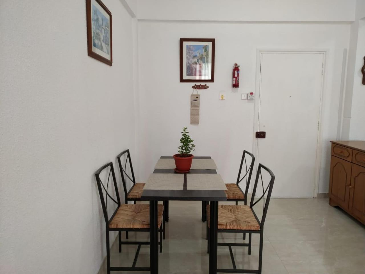 Mikis' 1 Bedroom near the Beach and City Center view 2
