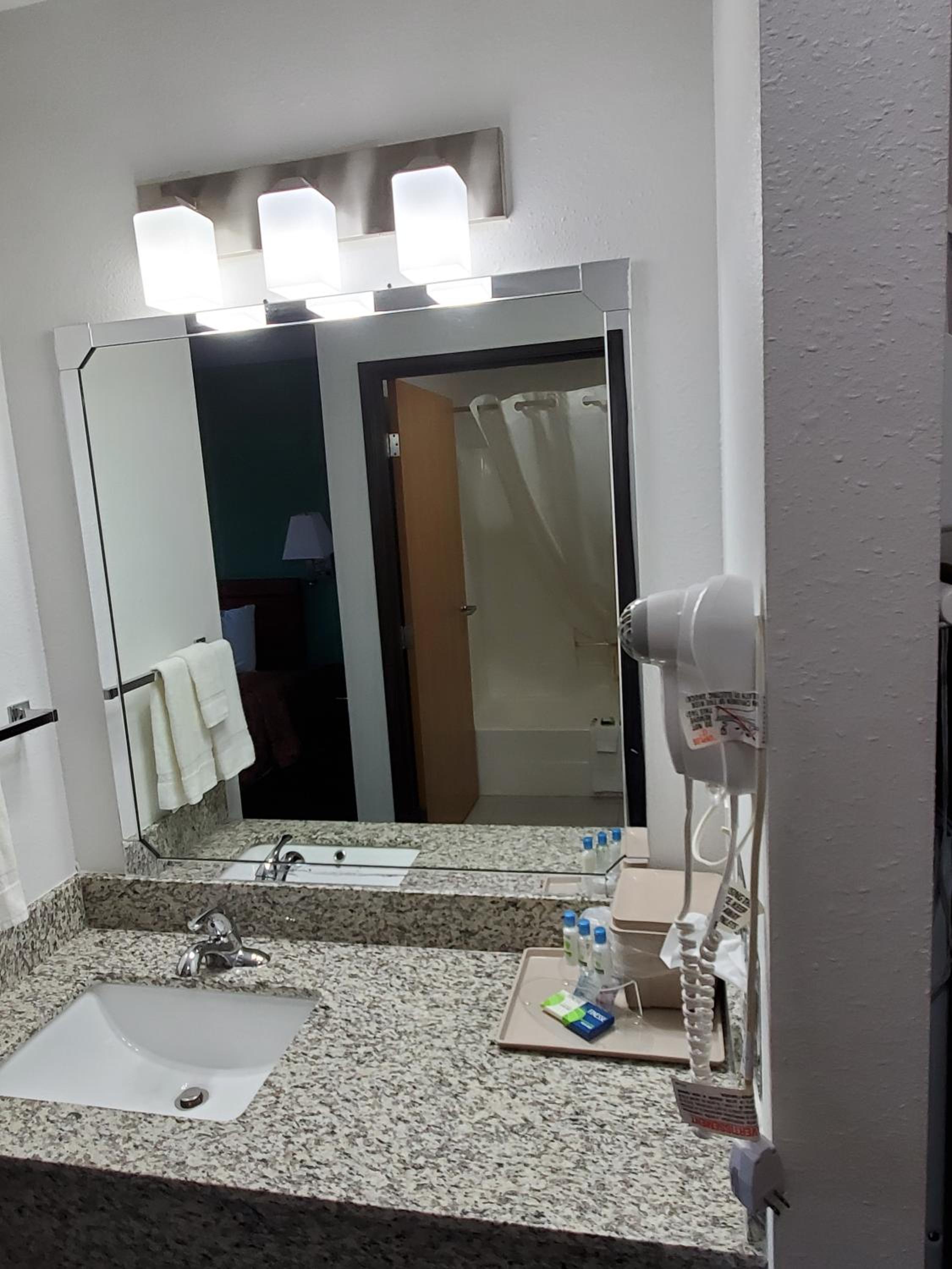 Super 7 Inn Tecumseh - Property Image 21