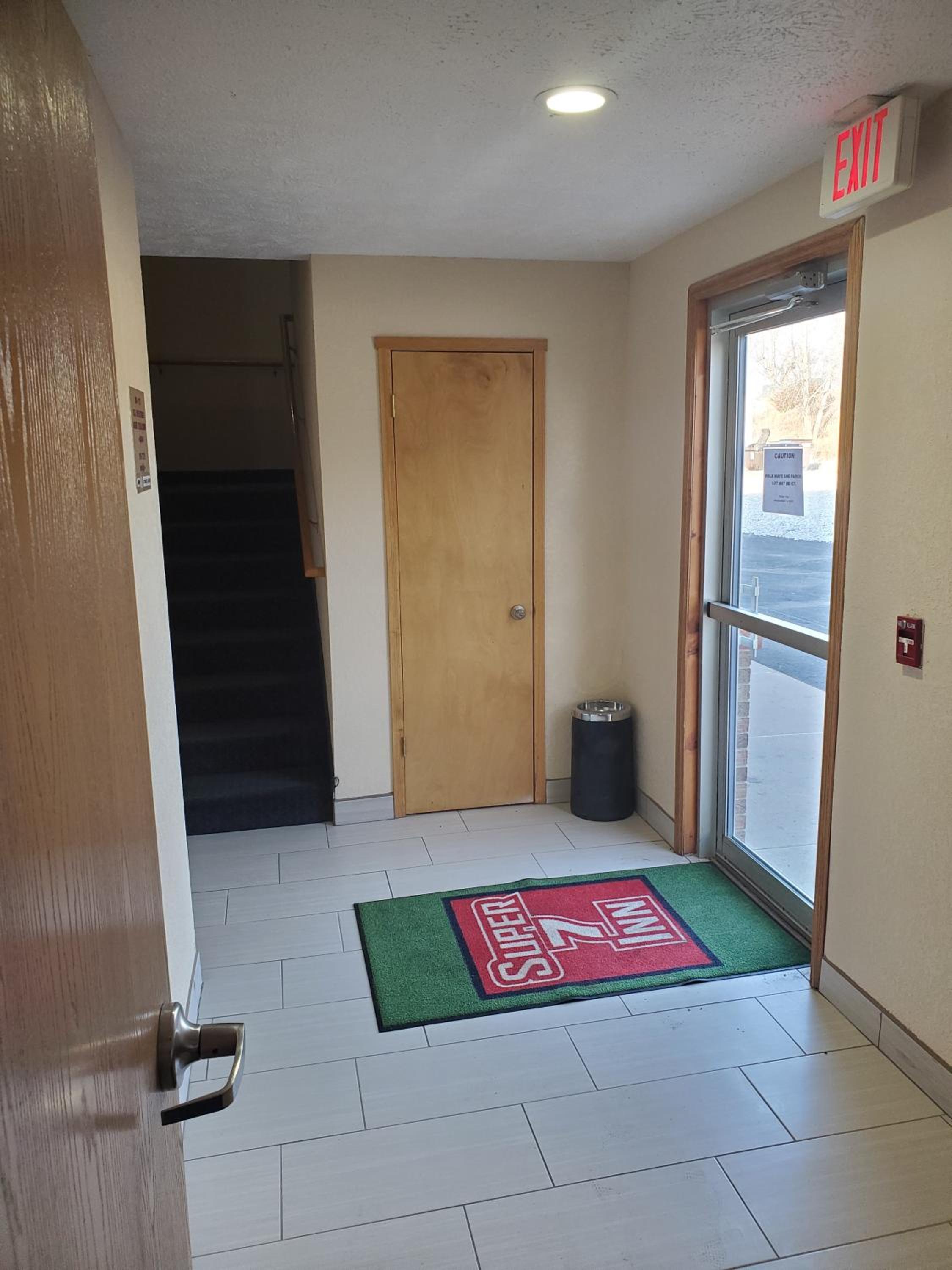 Super 7 Inn Tecumseh - Property Image 2