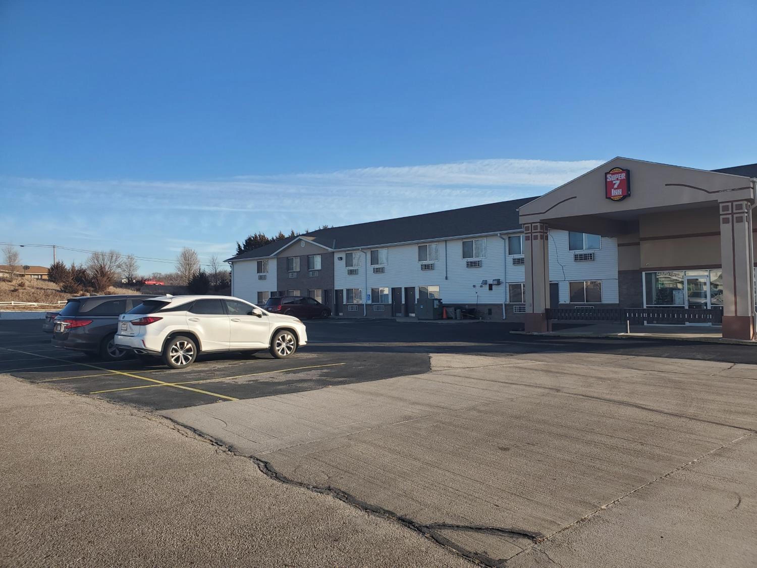 Super 7 Inn Tecumseh - Property Image 38