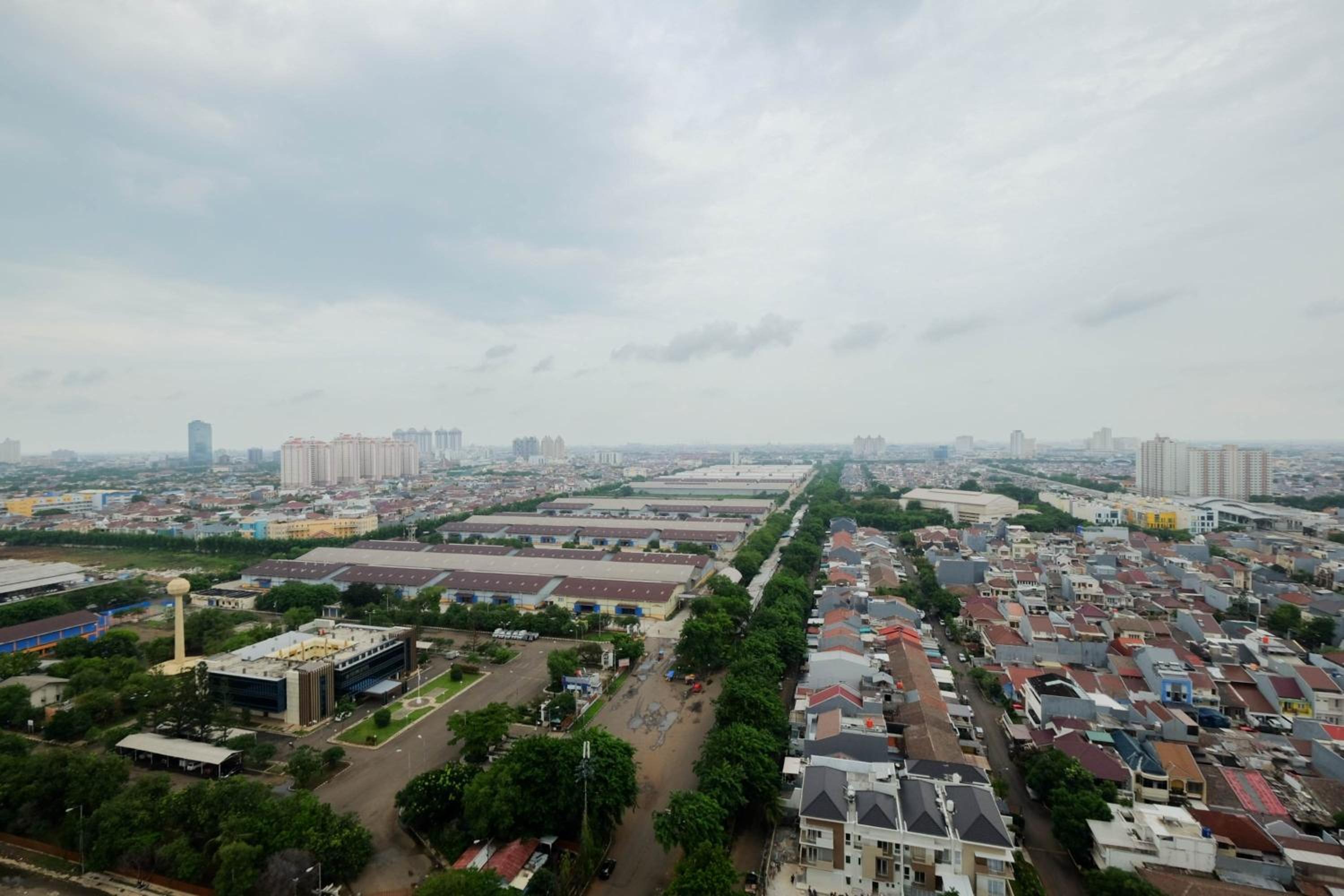 Modern 2BR at The Kensington Royal Suites Apartment By Travelio view 3