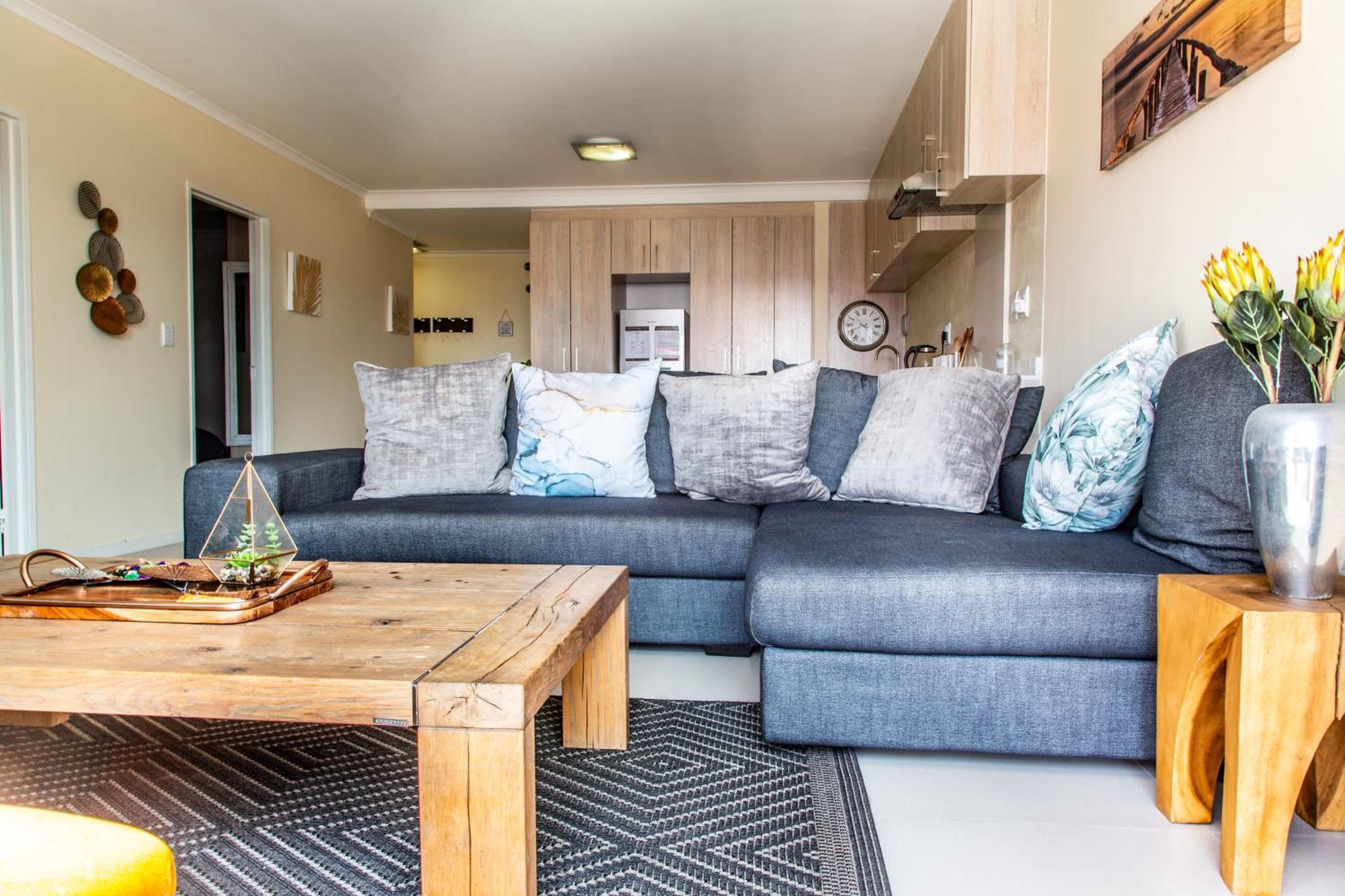 Modern Beachfront with swimming pool- 27 Azure, Blouberg, Cape Town view 4