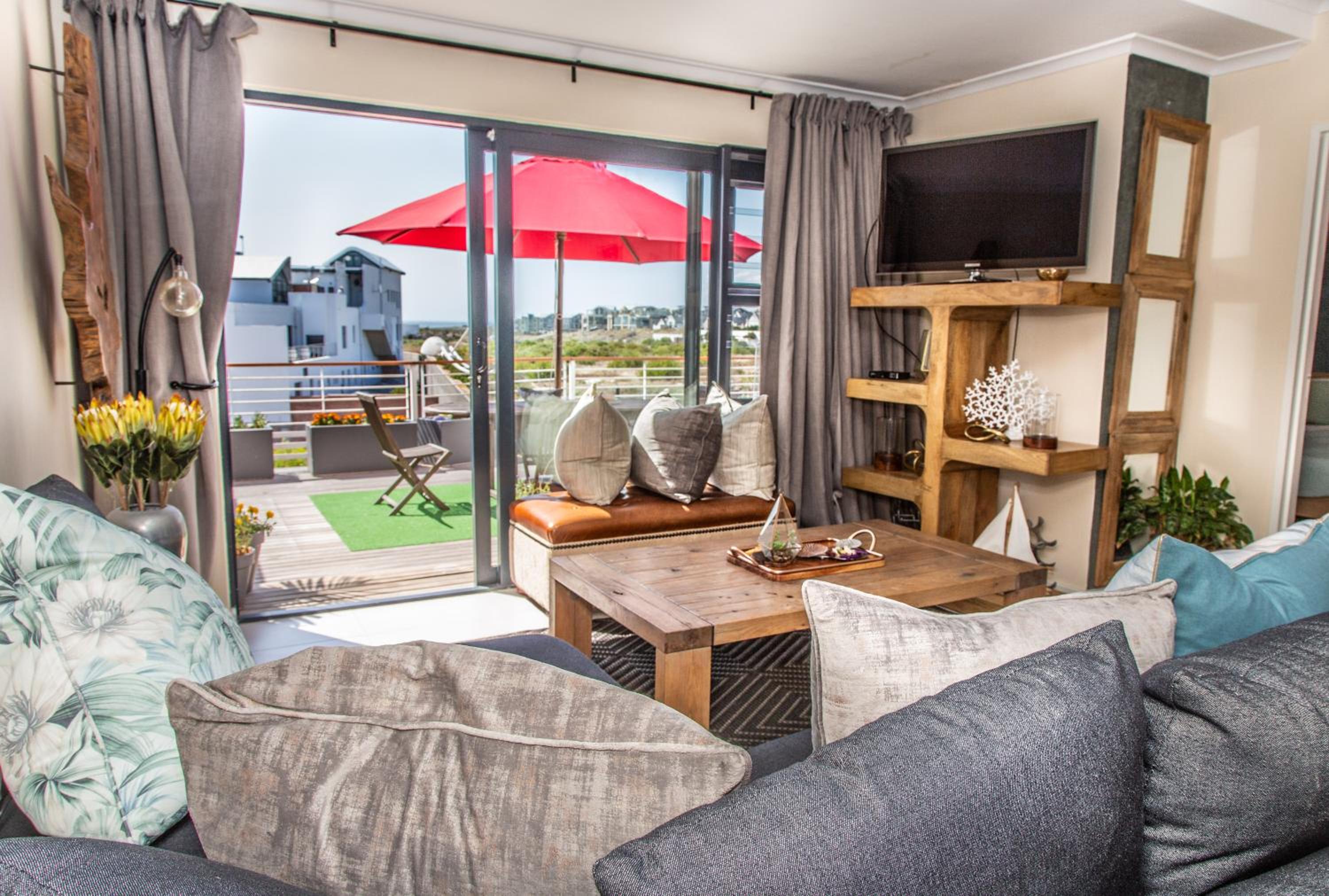 Modern Beachfront with swimming pool- 27 Azure, Blouberg, Cape Town view 2