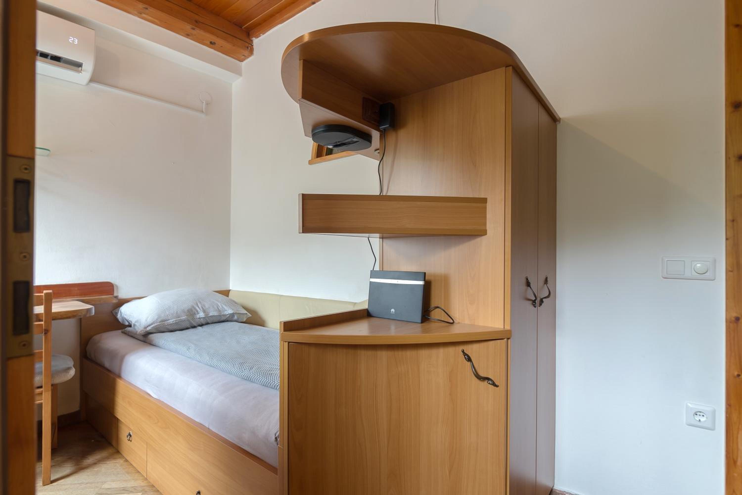 Cozy, Bright and Affordable Single Studio - Free Parking view 2