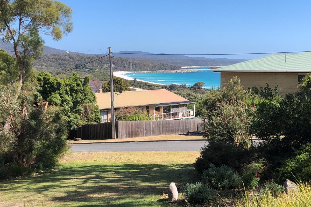 BAY OF FIRES BEACH SHACK ocean views from a modern Beachhouse