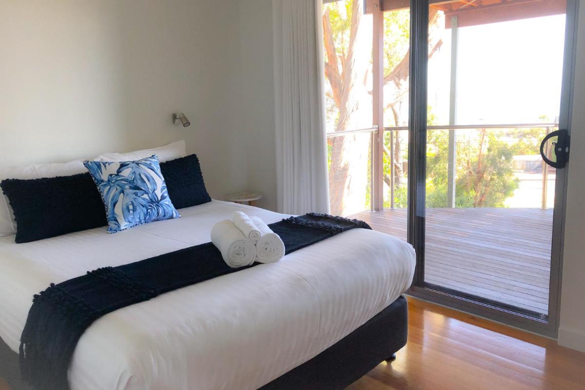 BAY OF FIRES BEACH SHACK ocean views from a modern Beachhouse