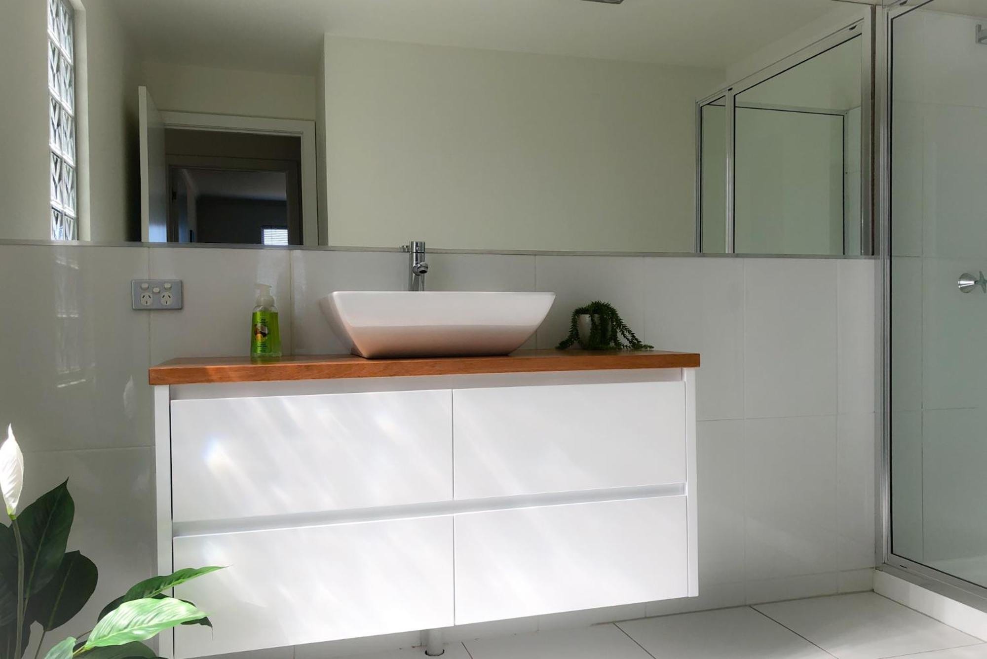 BAY OF FIRES BEACH SHACK ocean views from a modern Beachhouse