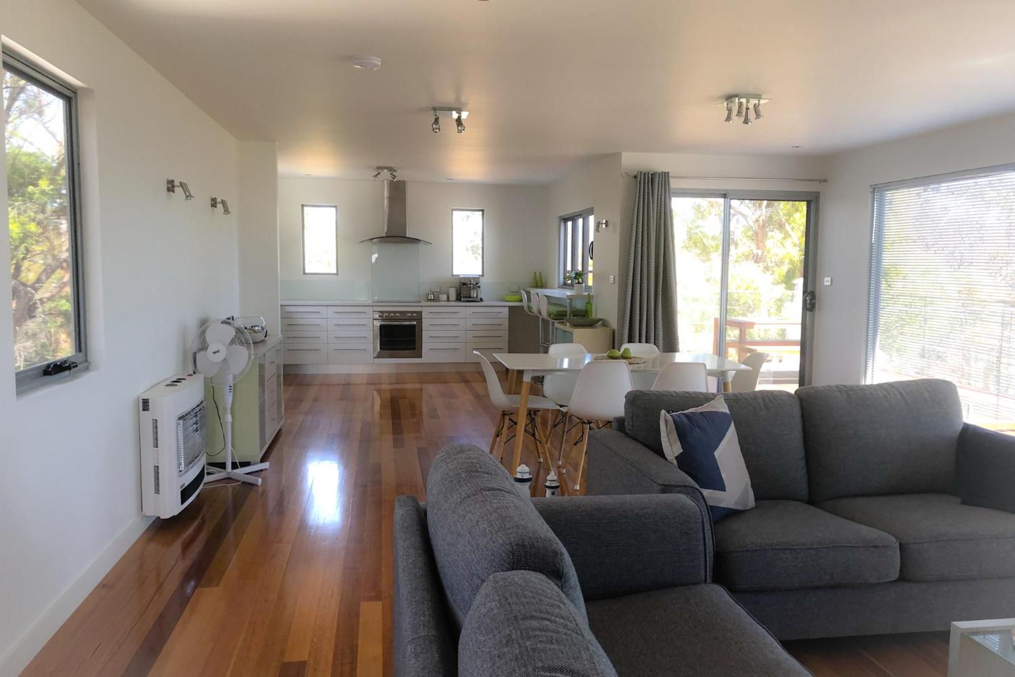BAY OF FIRES BEACH SHACK ocean views from a modern Beachhouse