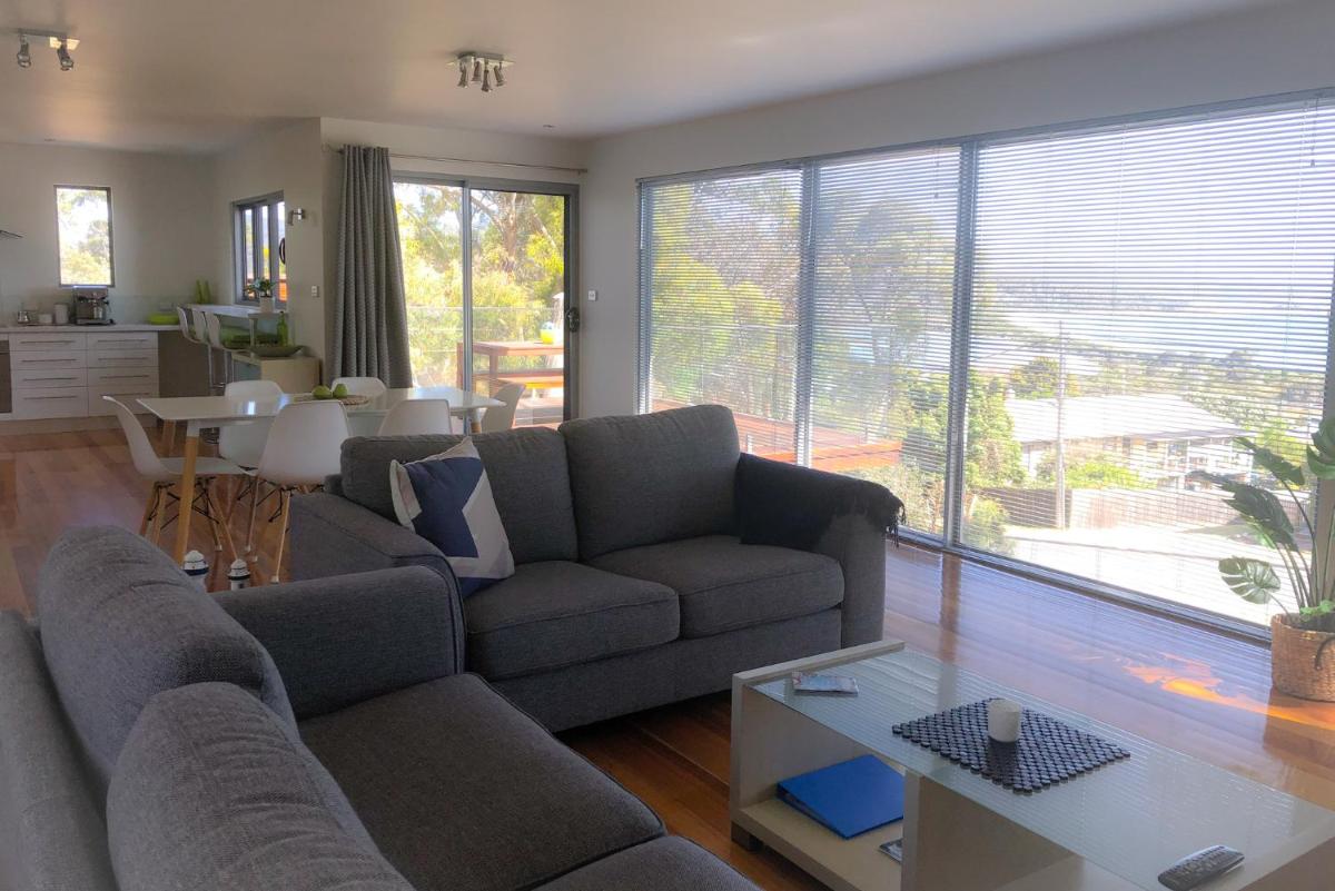 BAY OF FIRES BEACH SHACK ocean views from a modern Beachhouse
