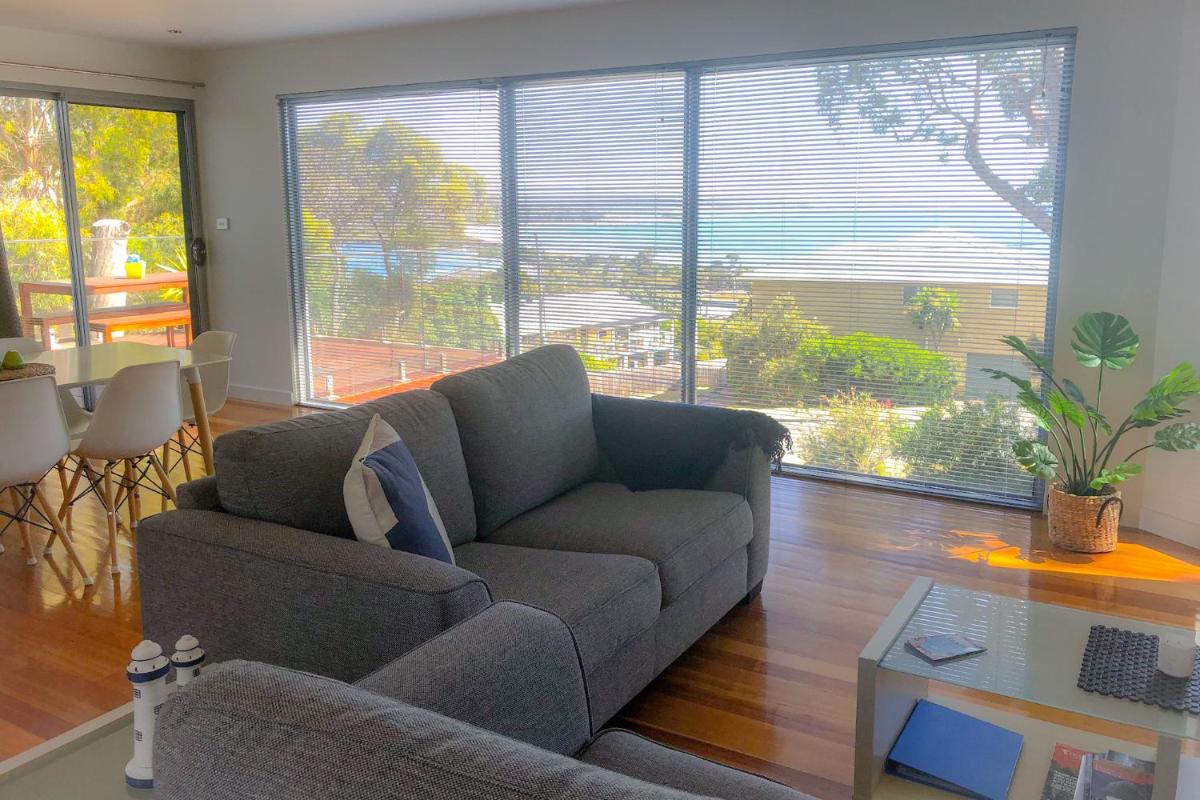 BAY OF FIRES BEACH SHACK ocean views from a modern Beachhouse