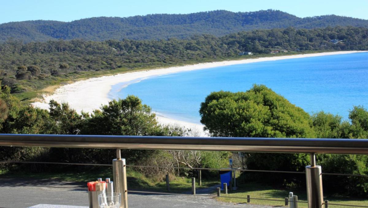 BAY OF FIRES BEACH SHACK ocean views from a modern Beachhouse