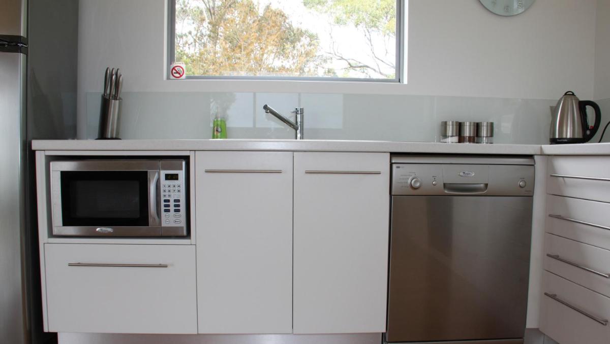 BAY OF FIRES BEACH SHACK ocean views from a modern Beachhouse