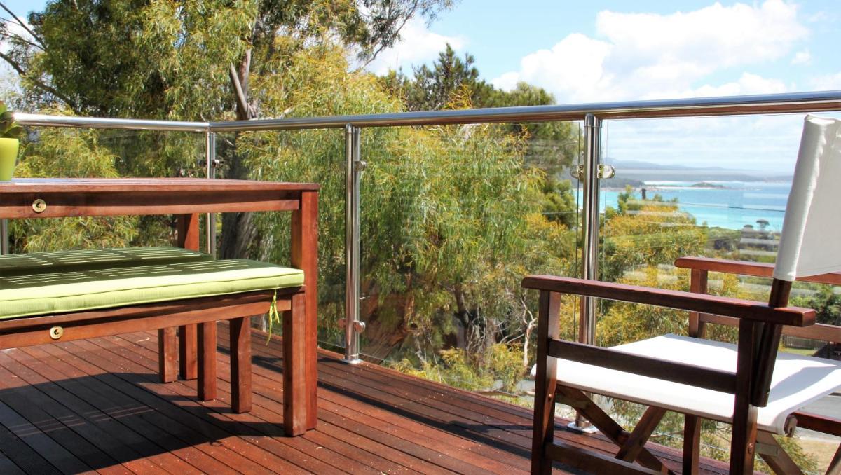 BAY OF FIRES BEACH SHACK ocean views from a modern Beachhouse