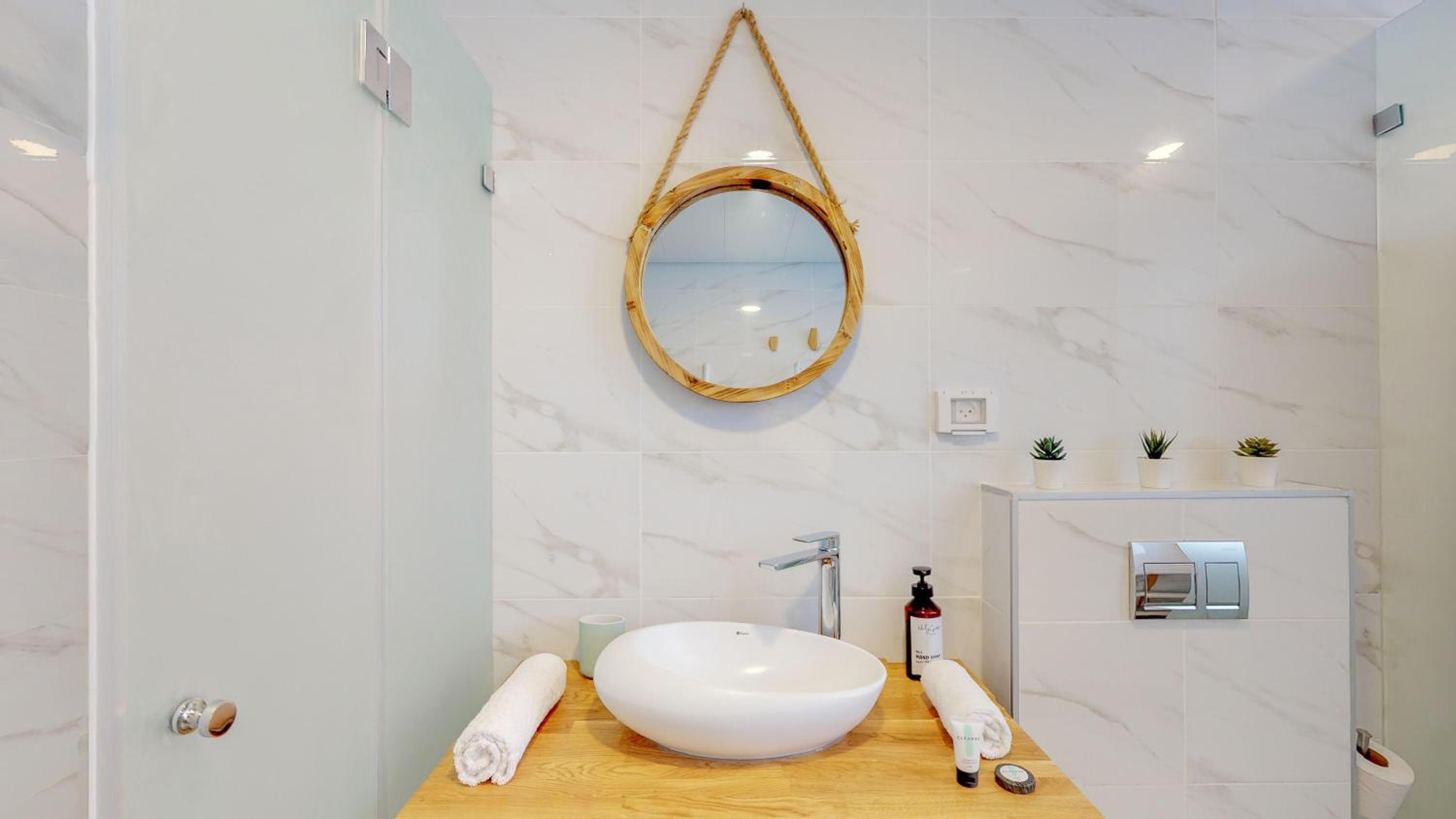 Sunny 1BR Penthouse by HolyGuest