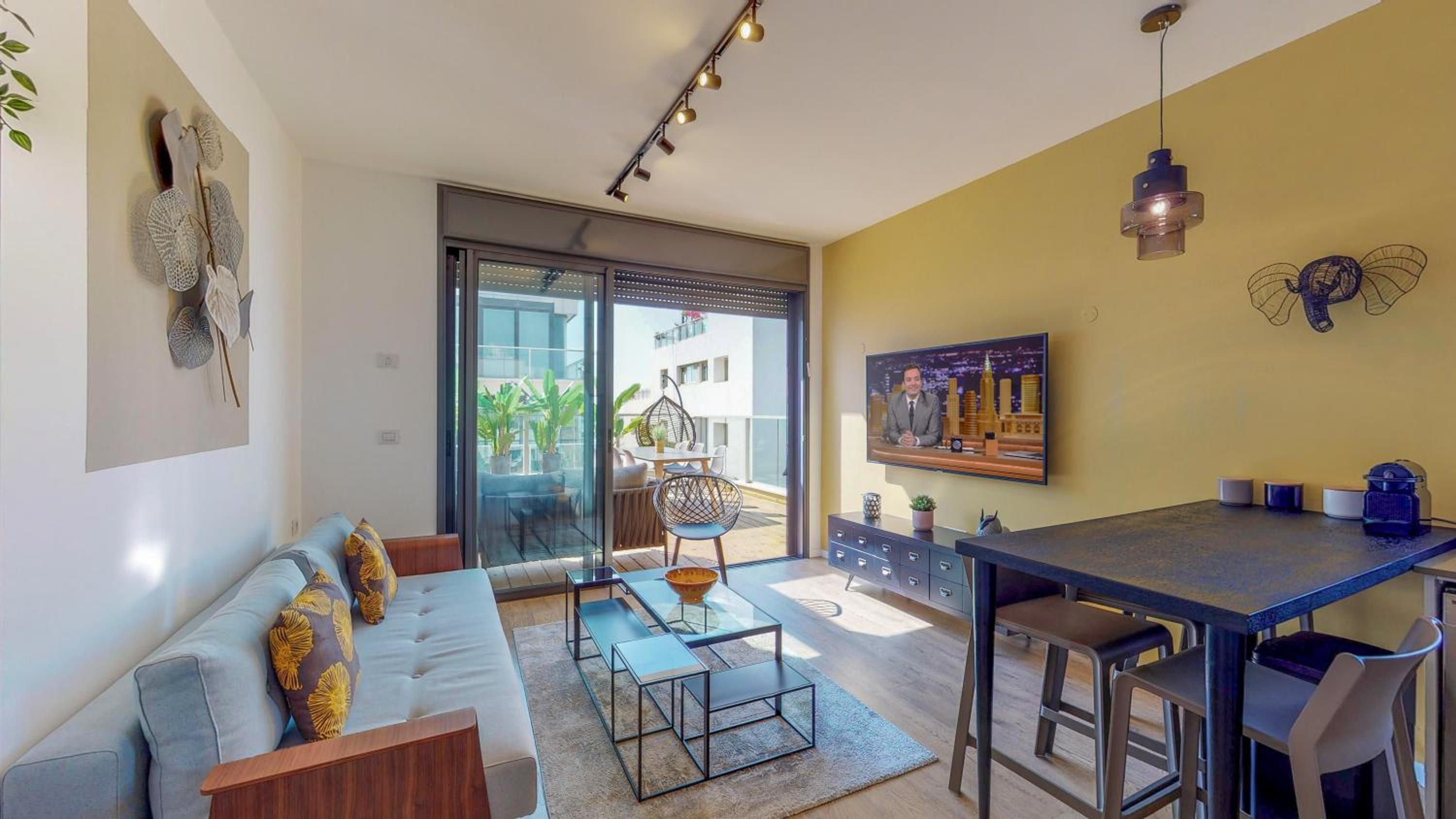 Sunny 1BR Penthouse by HolyGuest
