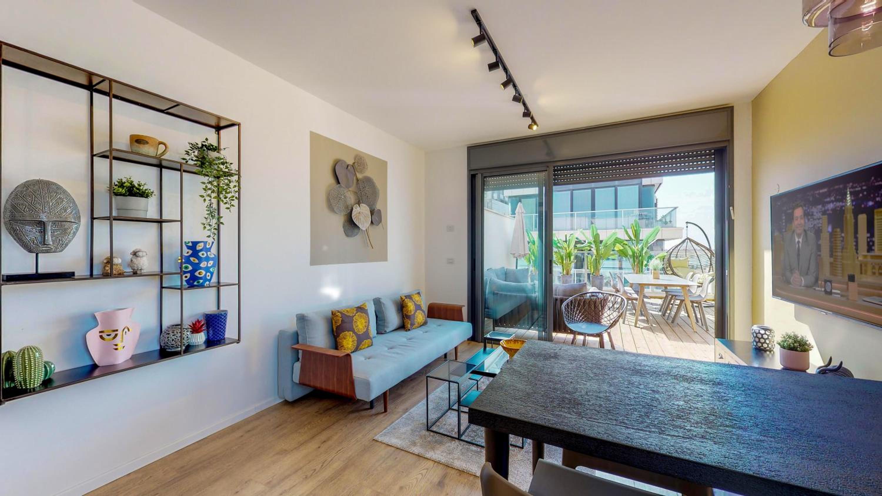 Sunny 1BR Penthouse by HolyGuest