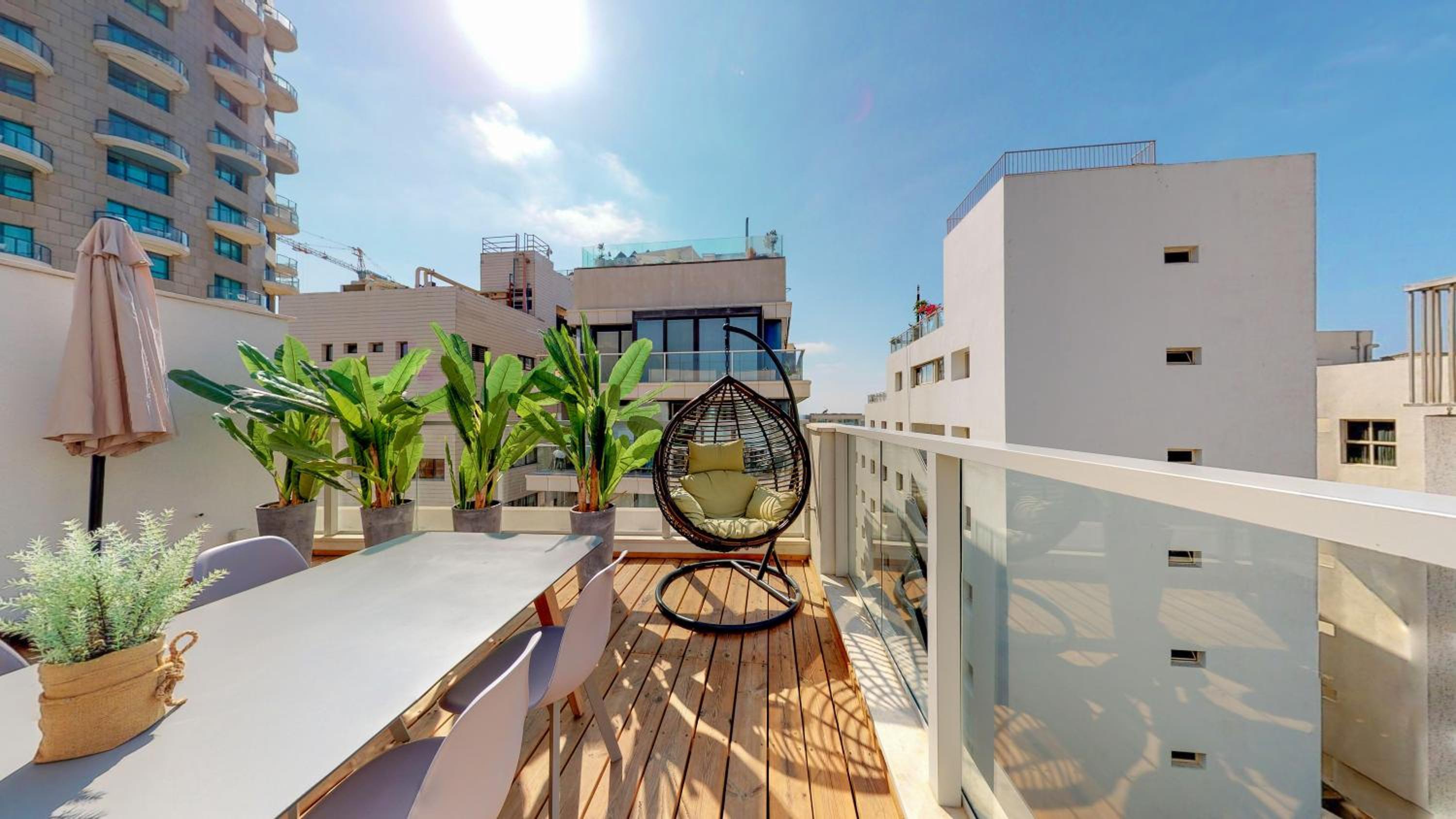 Sunny 1BR Penthouse by HolyGuest