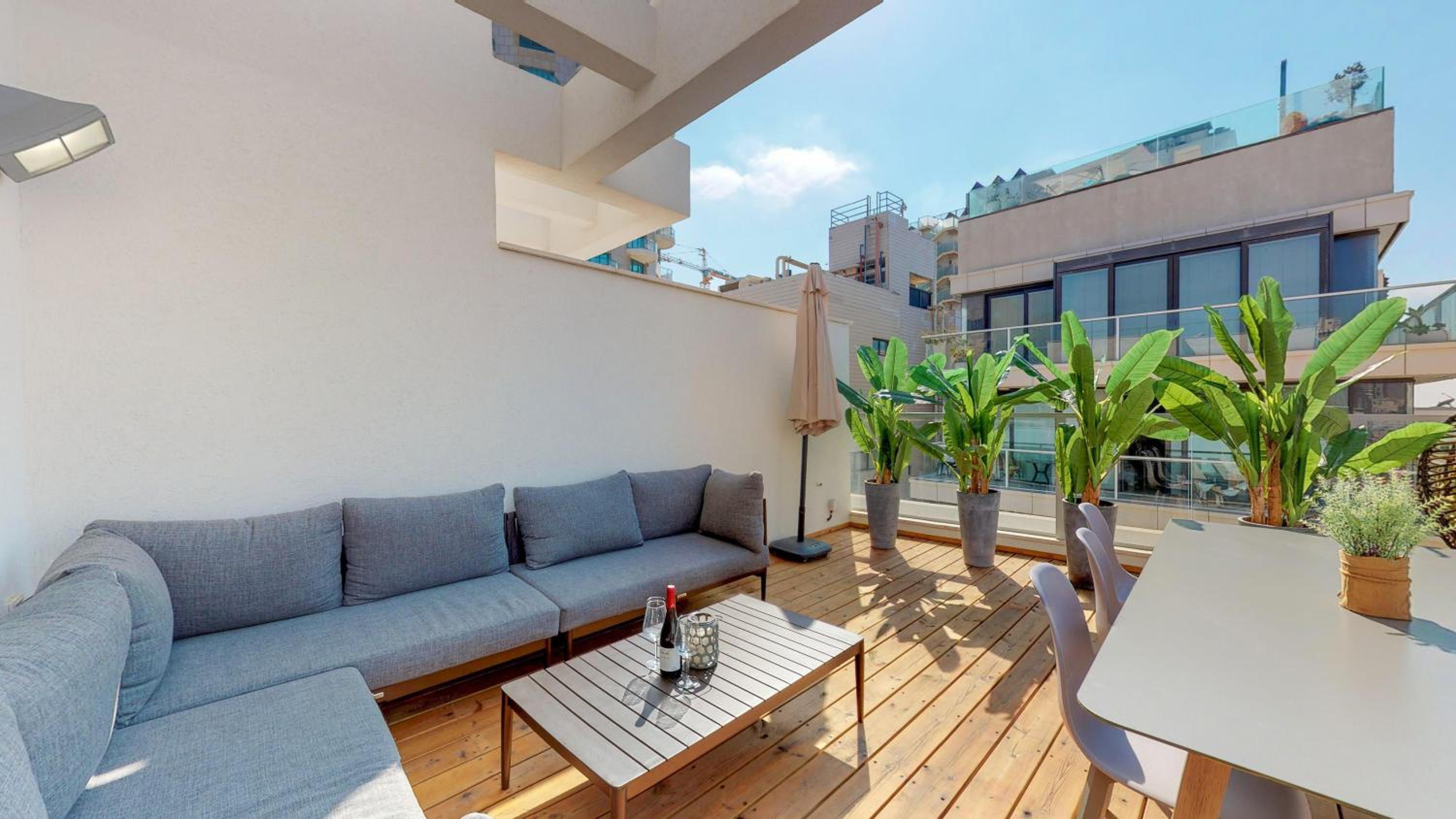 Sunny 1BR Penthouse by HolyGuest