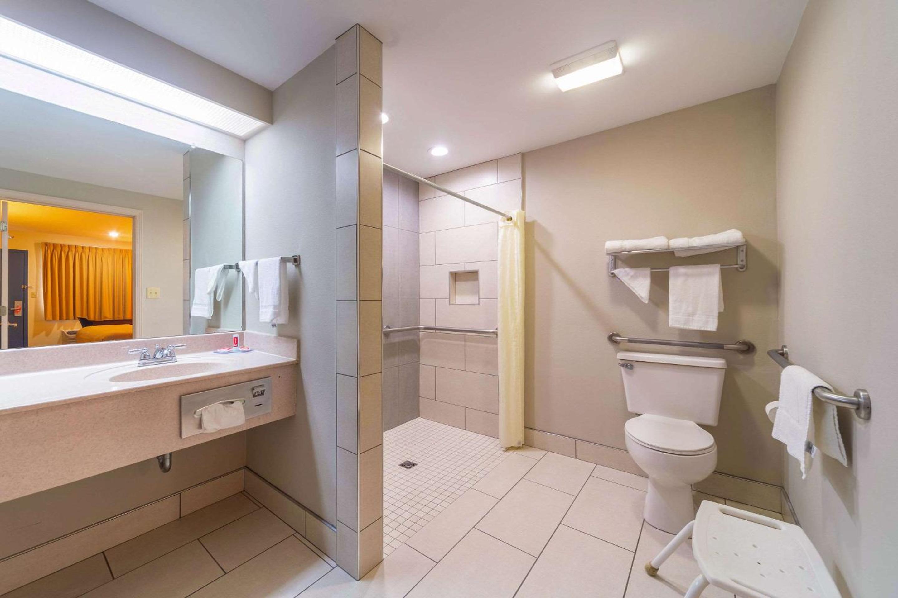 Laurel Vacations - Econo Lodge Laurel - Property Image 2