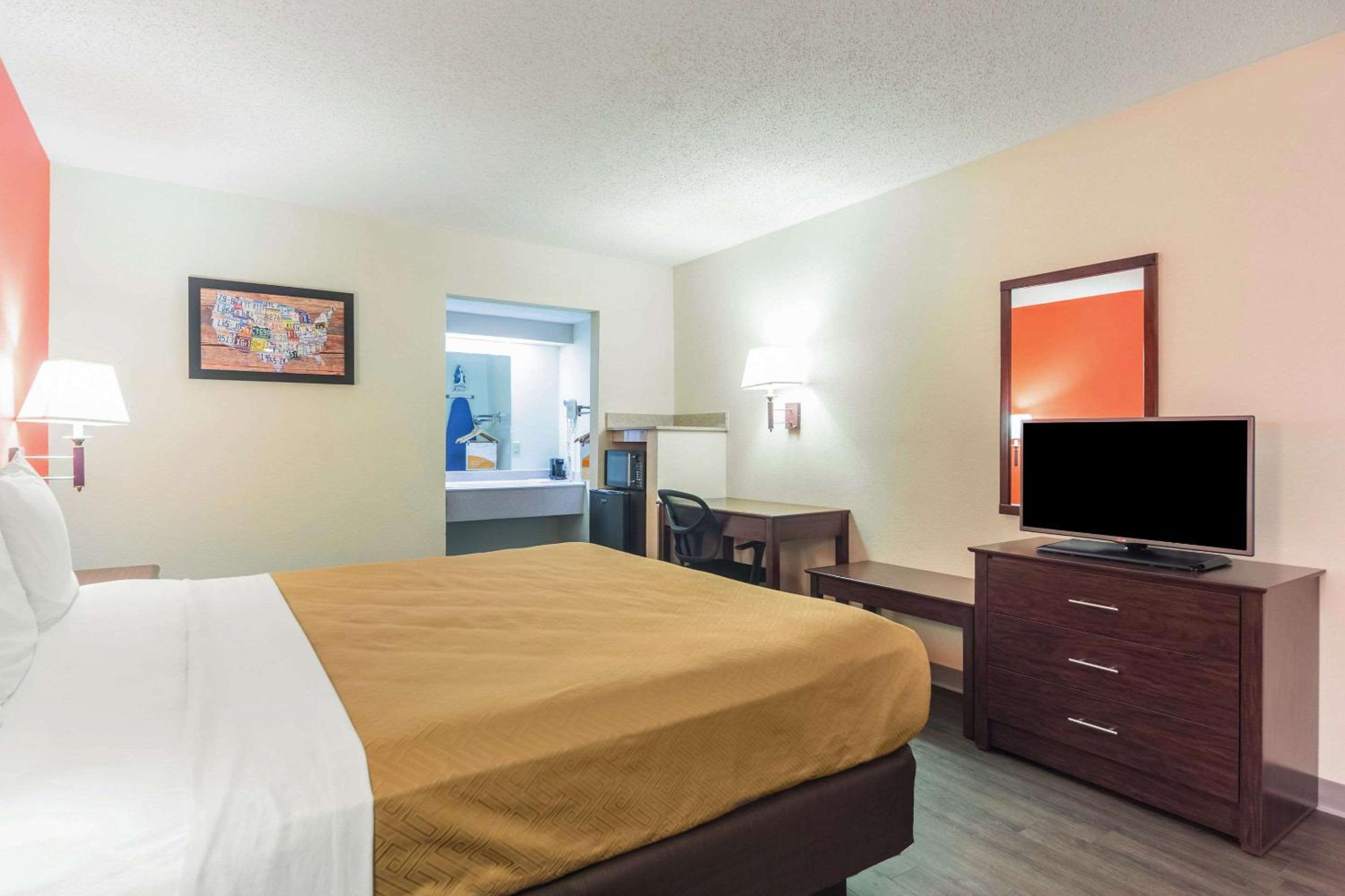 Laurel Vacations - Econo Lodge Laurel - Property Image 5