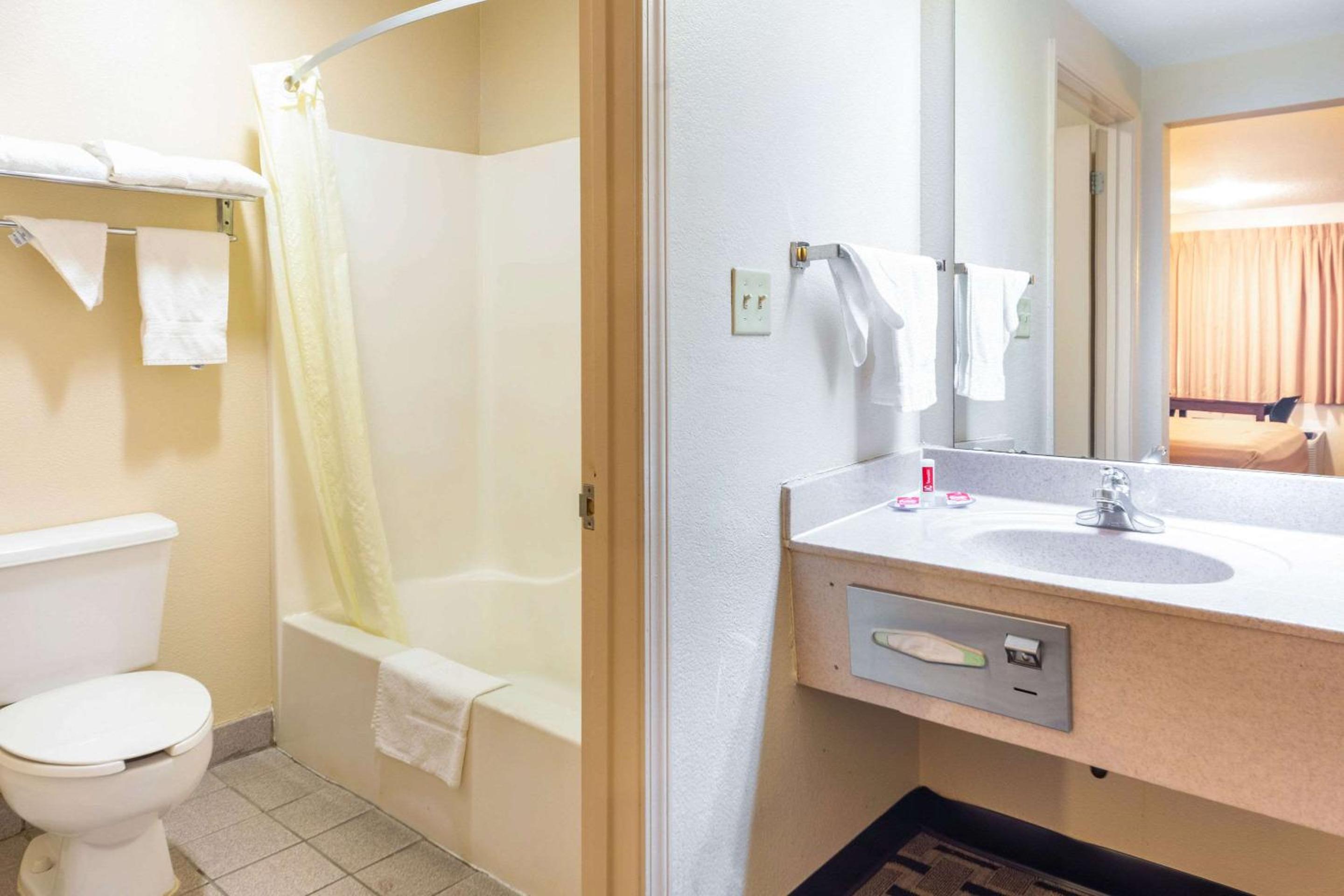 Laurel Vacations - Econo Lodge Laurel - Property Image 7