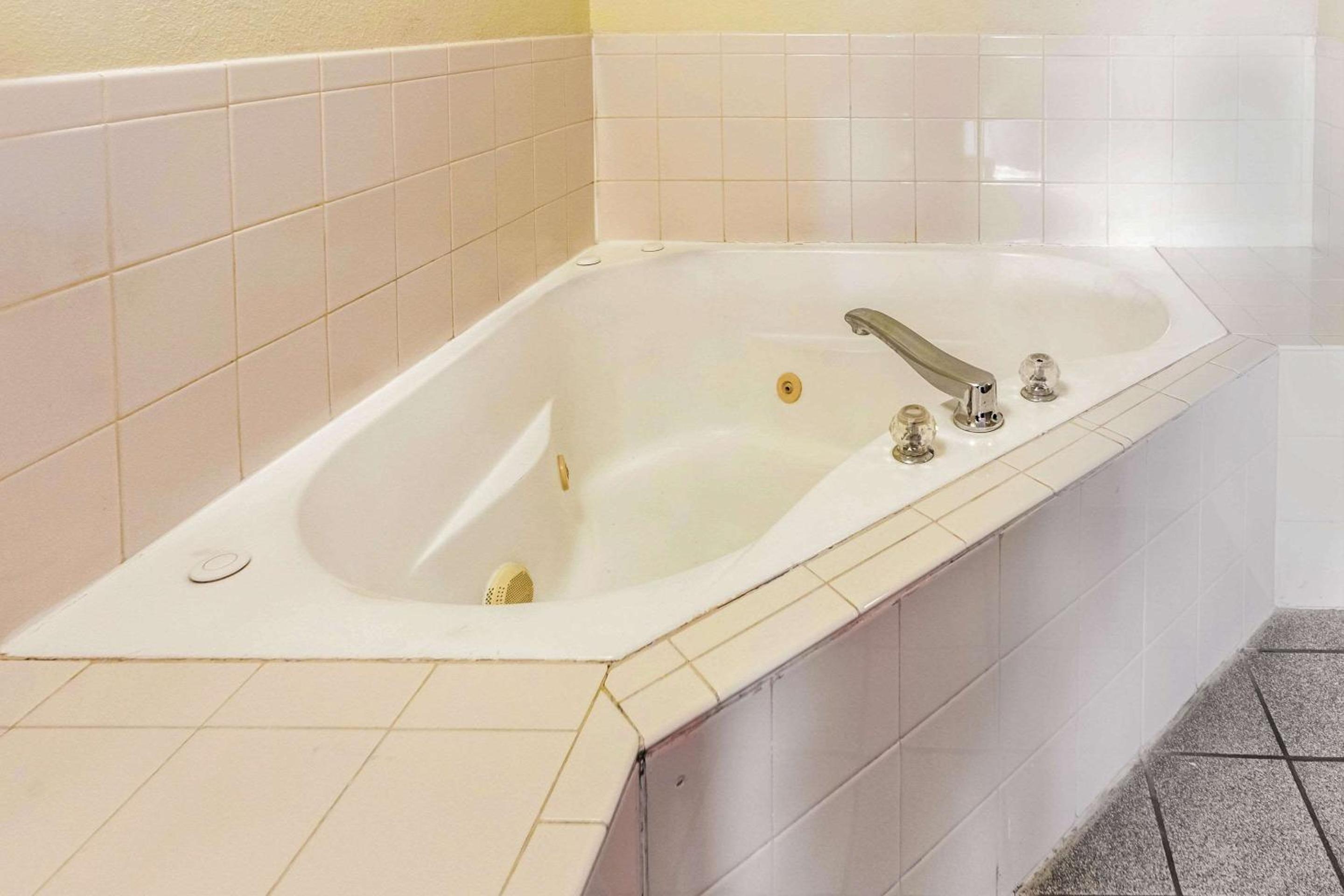 Laurel Vacations - Econo Lodge Laurel - Property Image 8