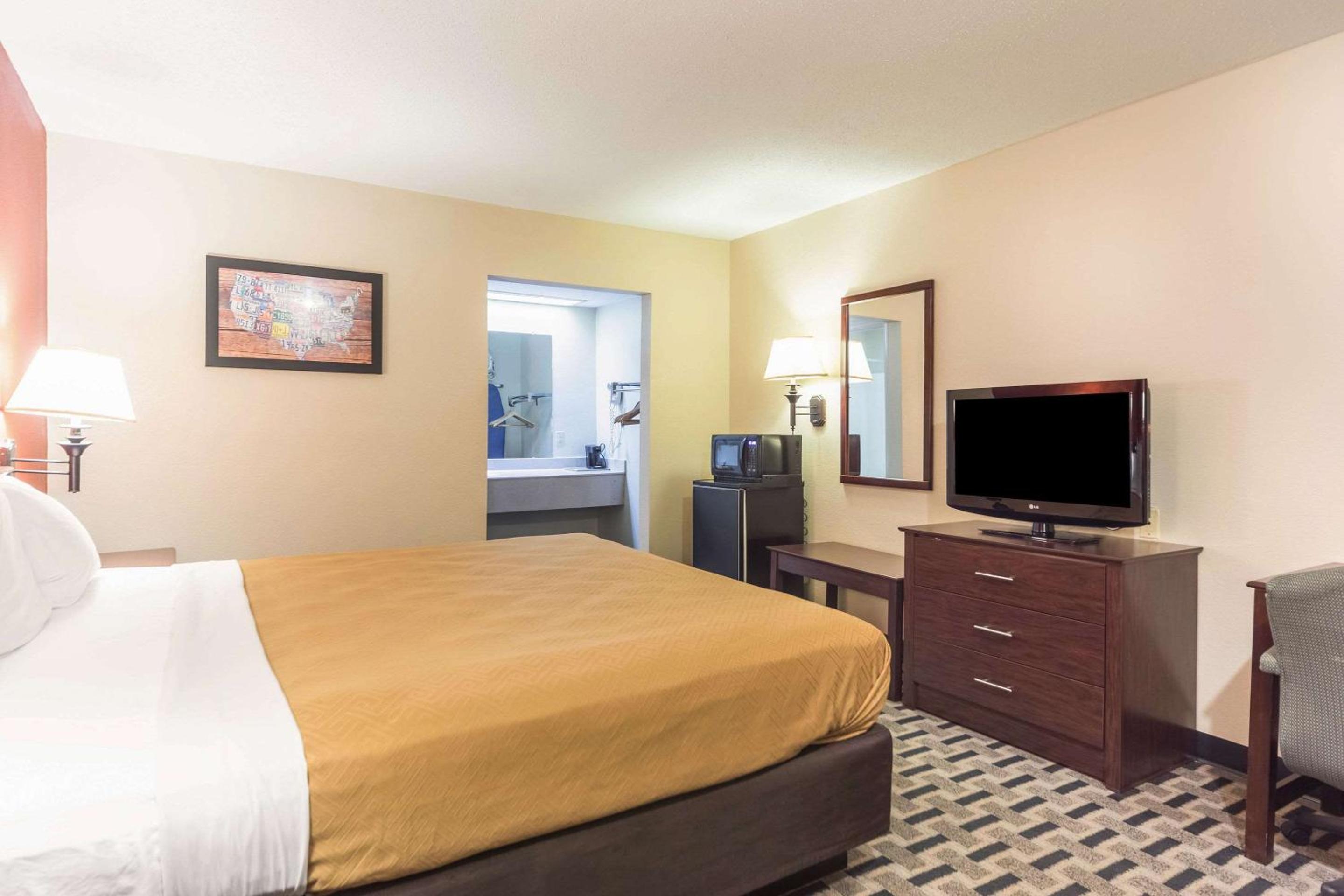 Laurel Vacations - Econo Lodge Laurel - Property Image 6