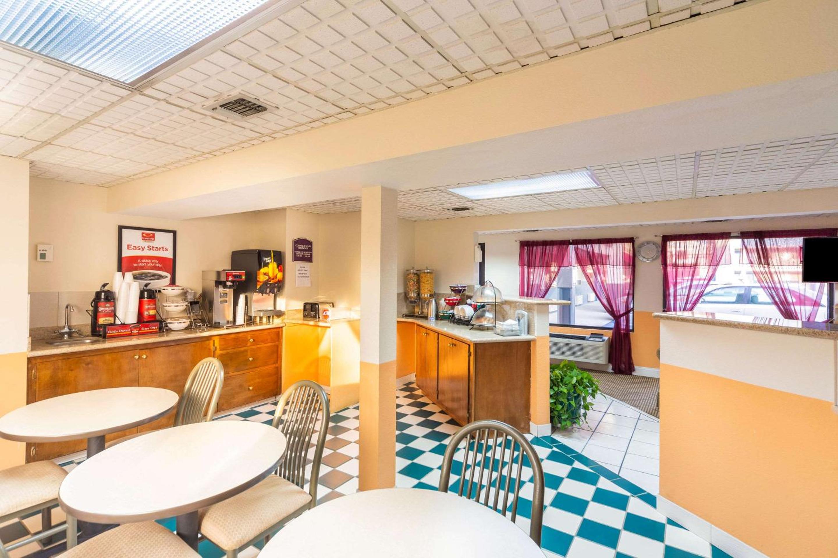 Laurel Vacations - Econo Lodge Laurel - Property Image 16